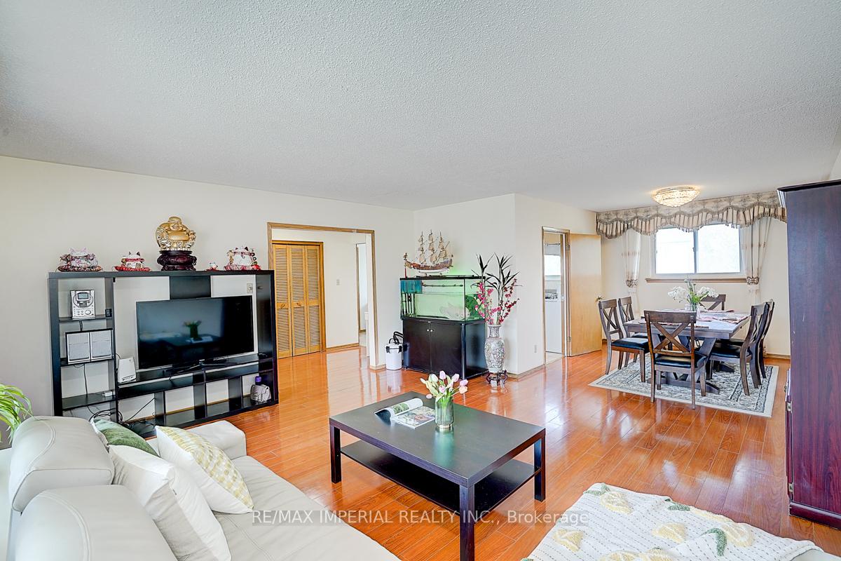 Photo 13 of 50 Glendower Circuit, Scarborough, L'Amoreaux — HOMEH
