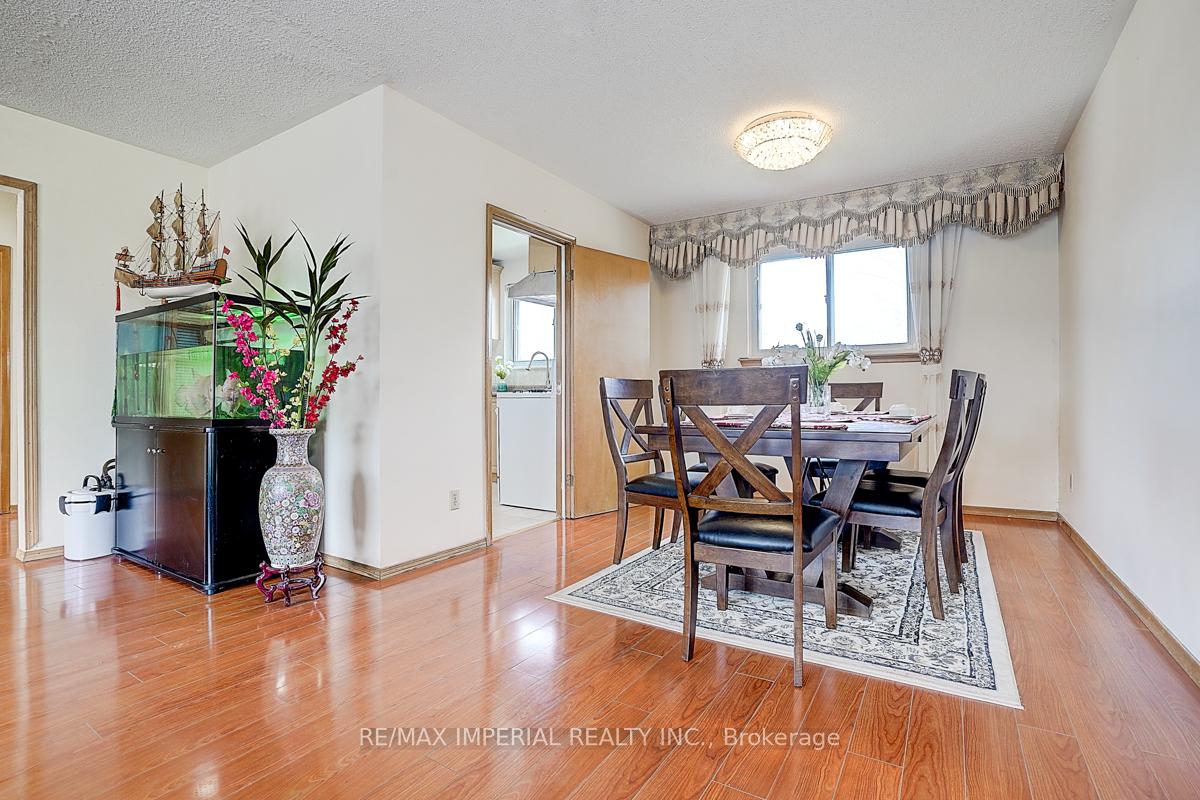 Photo 14 of 50 Glendower Circuit, Scarborough, L'Amoreaux — HOMEH