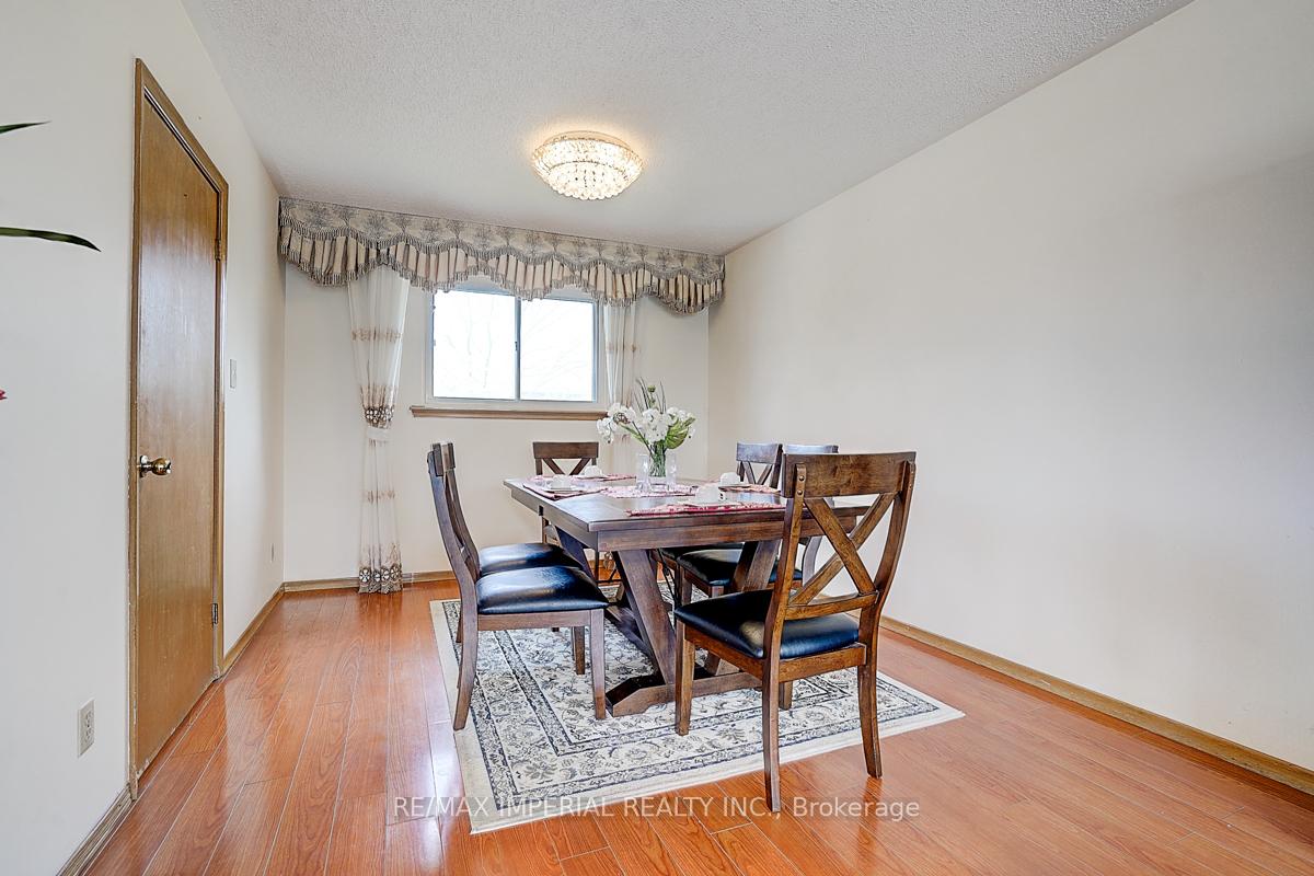 Photo 16 of 50 Glendower Circuit, Scarborough, L'Amoreaux — HOMEH
