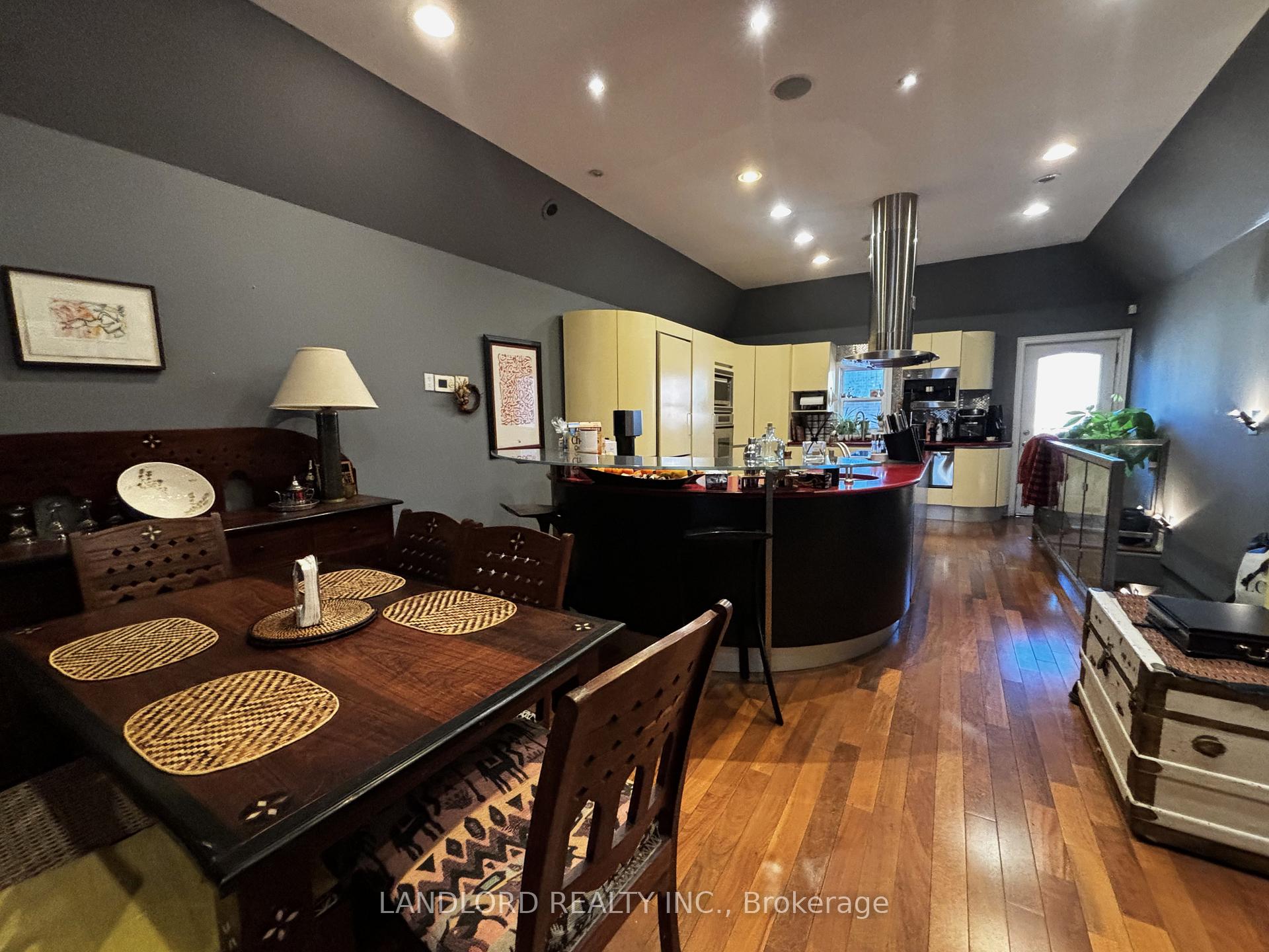 Photo 2 of 687A Mount Pleasant Road, Toronto, Mount Pleasant East — HOMEH