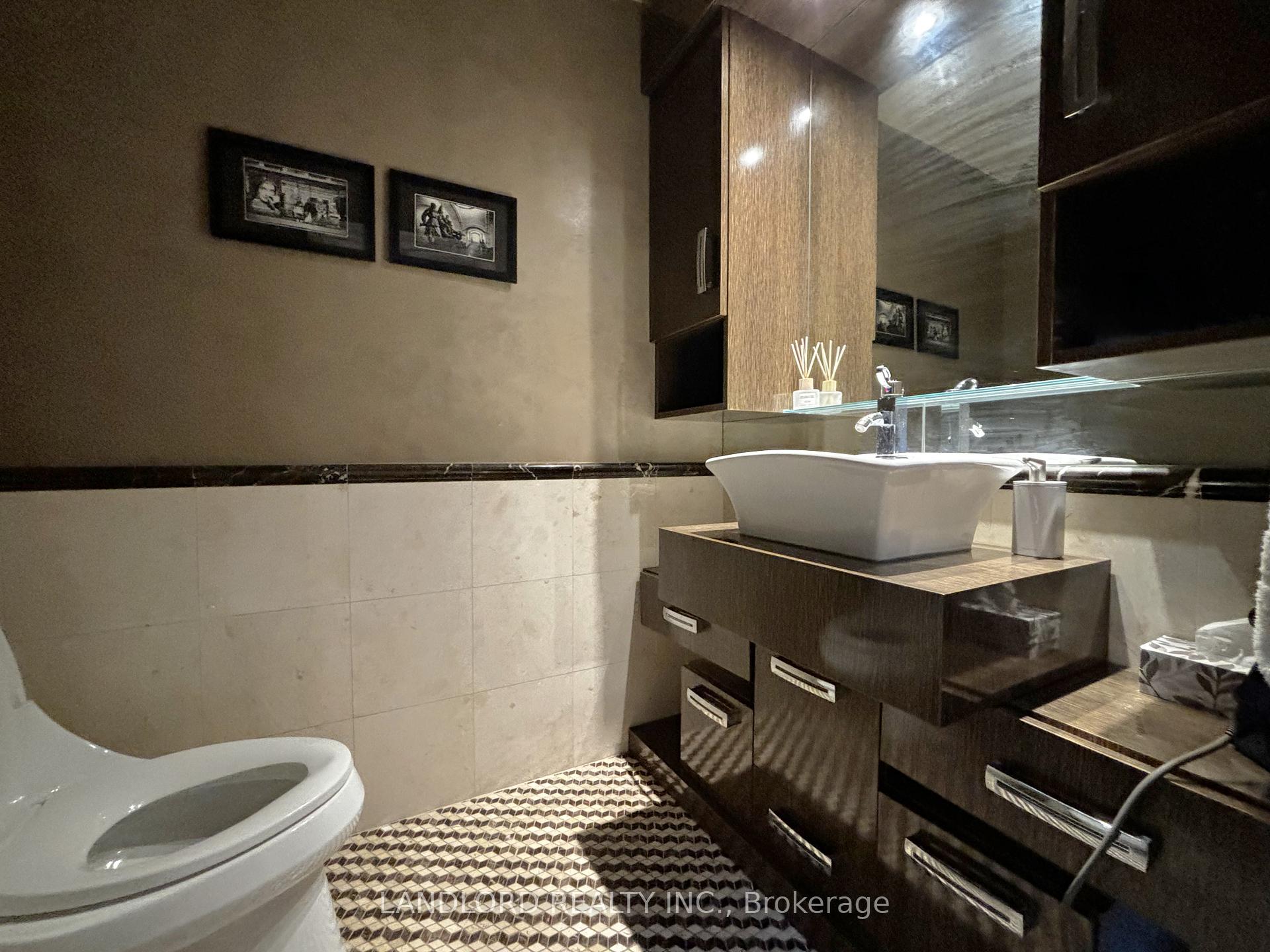 Photo 9 of 687A Mount Pleasant Road, Toronto, Mount Pleasant East — HOMEH