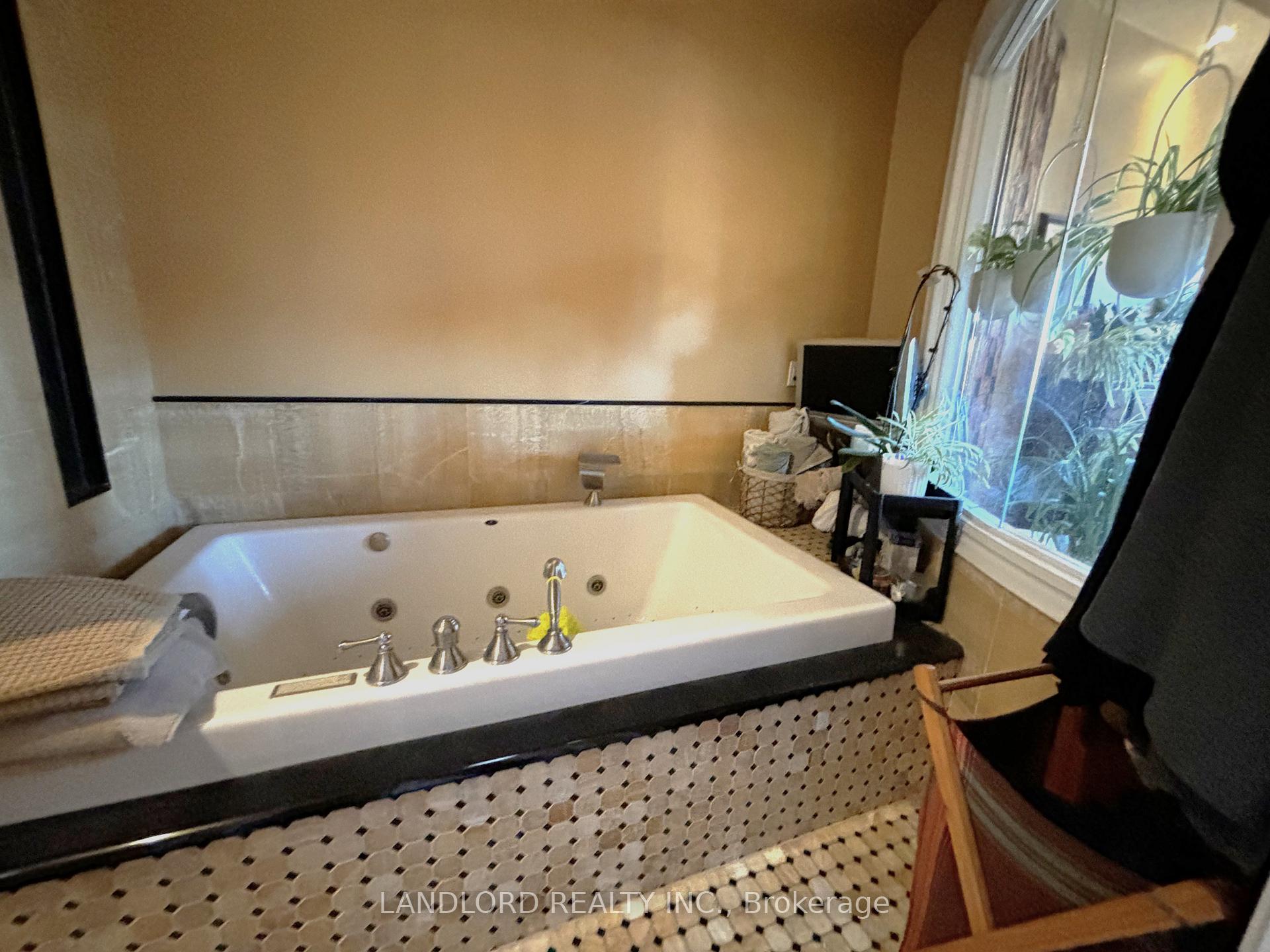 Photo 13 of 687A Mount Pleasant Road, Toronto, Mount Pleasant East — HOMEH