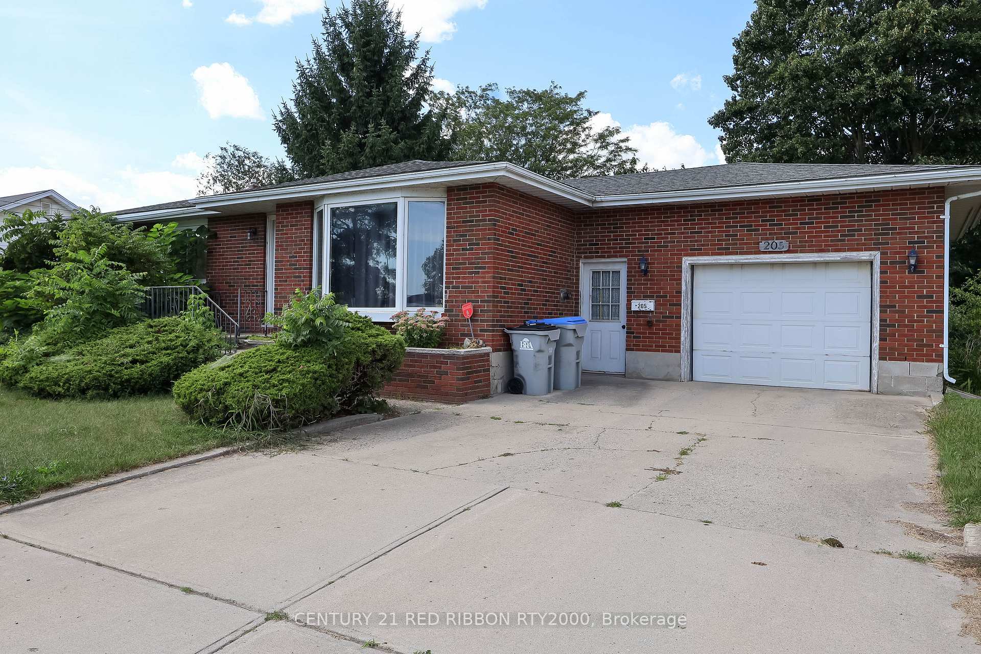 Photo 2 of 205 Metcalfe Street E, Strathroy-Caradoc, NE — HOMEH