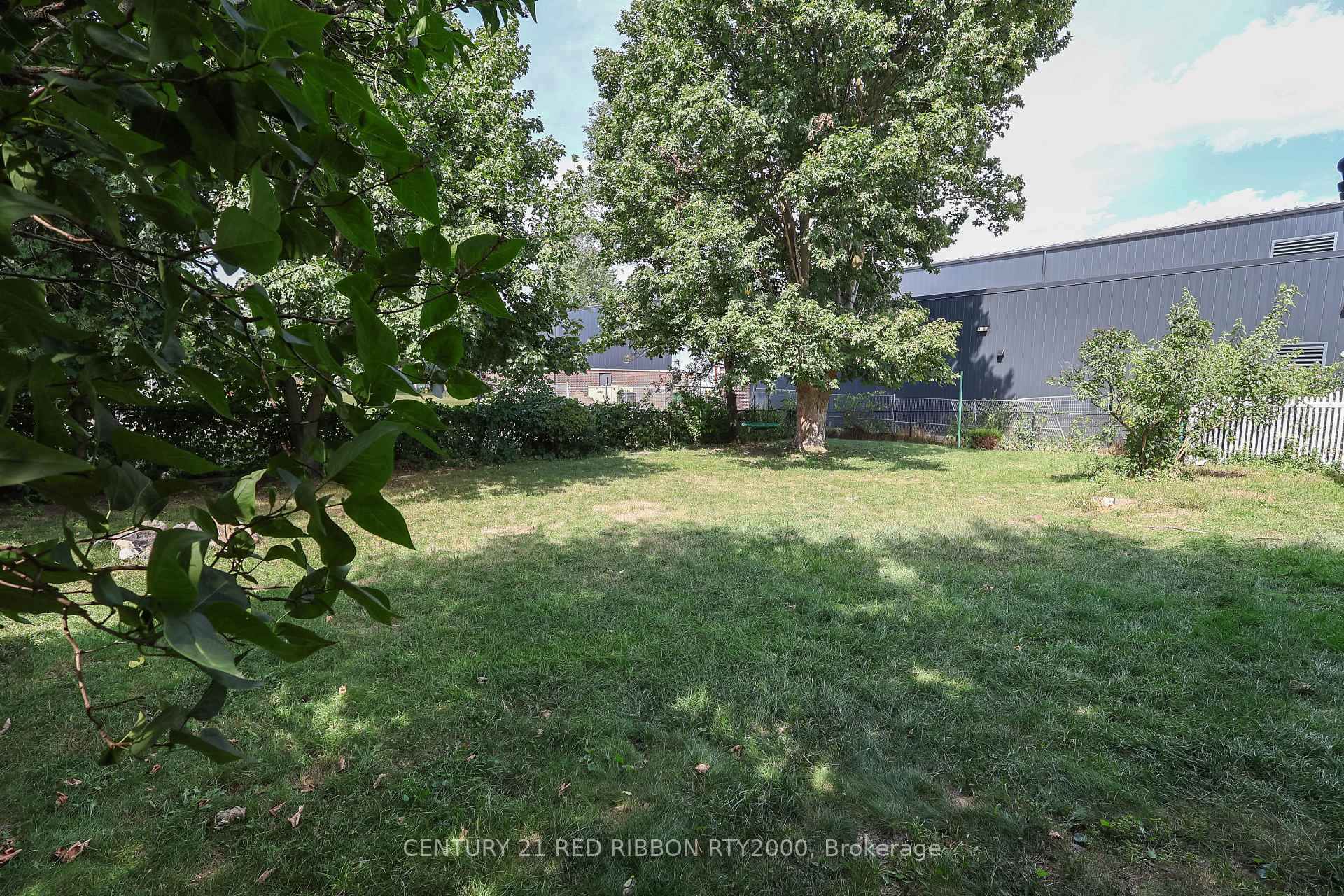 Photo 3 of 205 Metcalfe Street E, Strathroy-Caradoc, NE — HOMEH