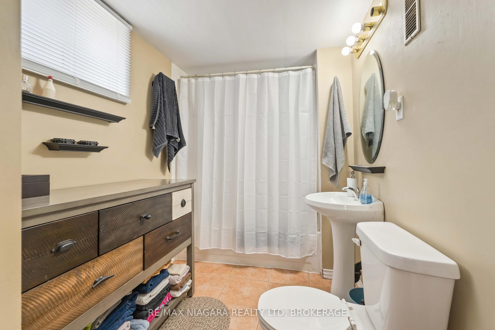 Photo 23 of 15 Conlon Crescent, Thorold, Thorold Downtown — HOMEH