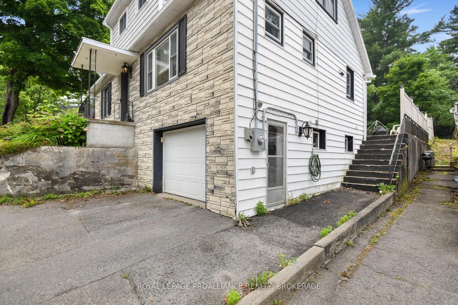 Photo 4 of 16 Mccready Street, Brockville — HOMEH