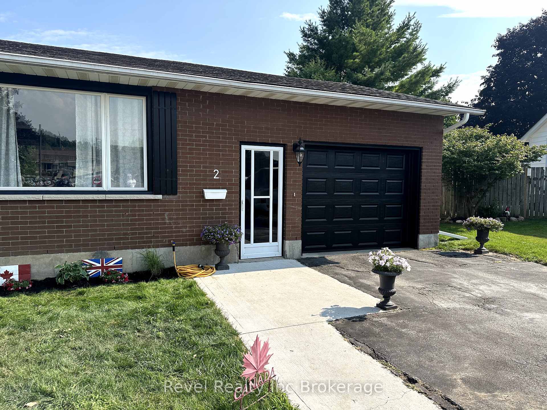 Photo 2 of 2 Richards Court, Tillsonburg — HOMEH