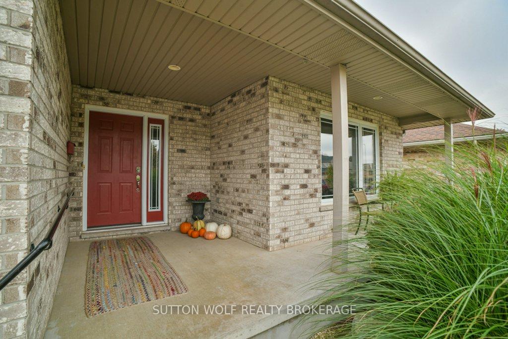 Photo 2 of 82 Laura Lane, Strathroy-Caradoc, NE — HOMEH