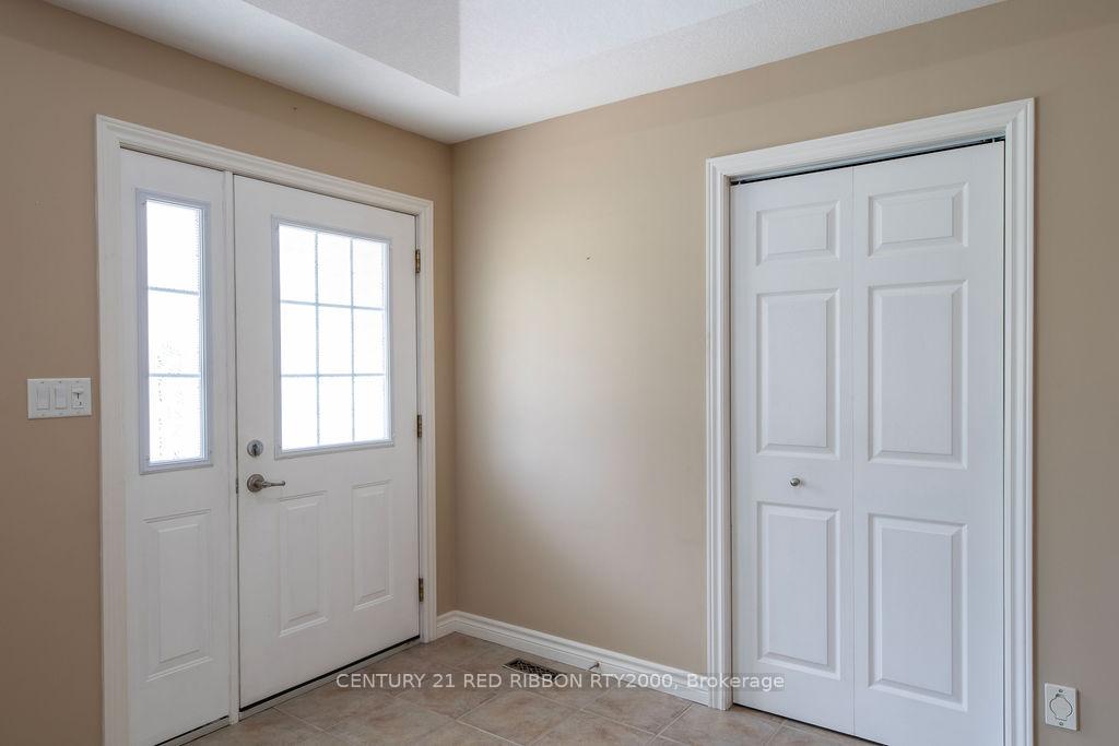 Photo 3 of 38 Bella Street, Strathroy-Caradoc, SE — HOMEH