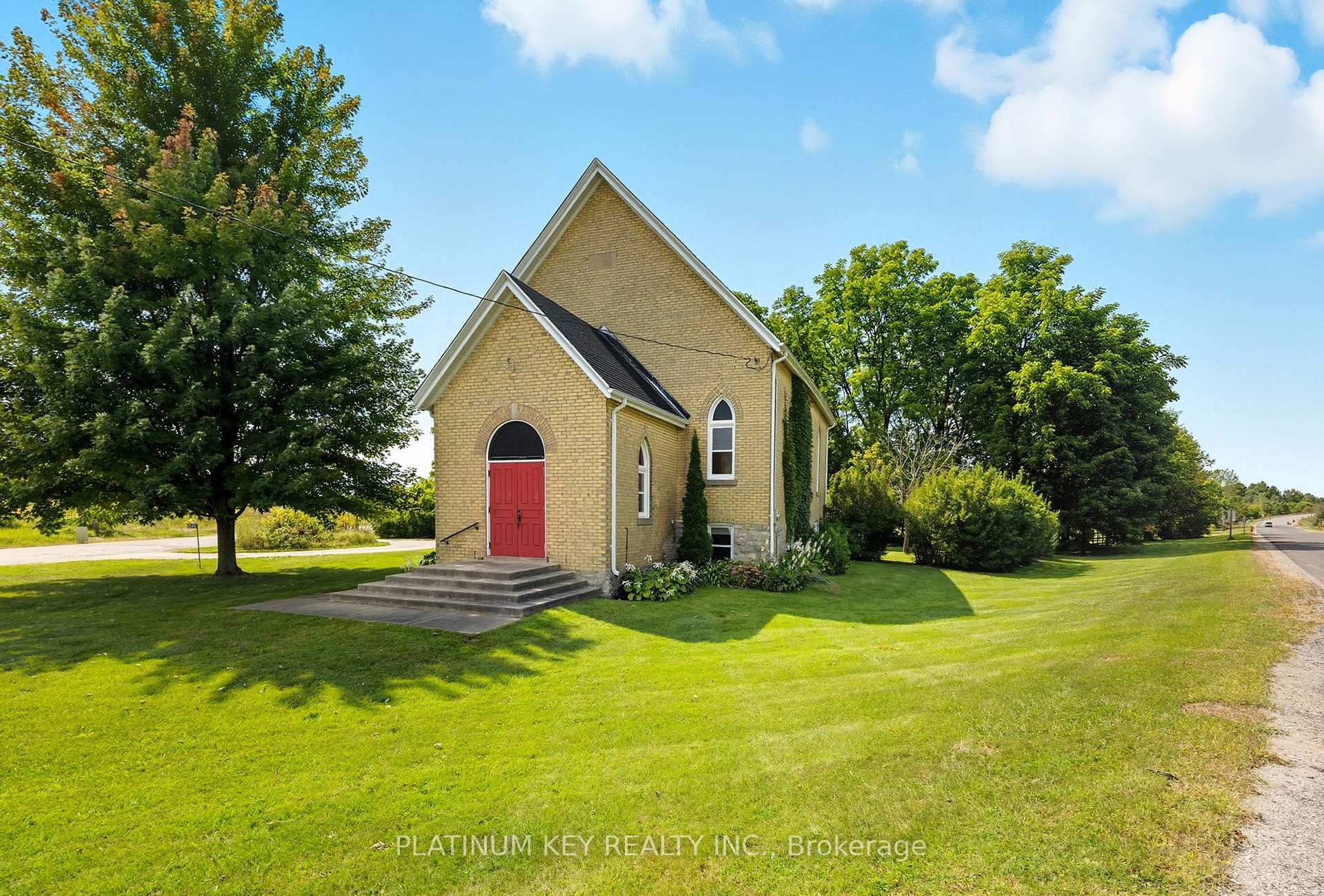 Photo 2 of 8546 Falconbridge Drive, Strathroy-Caradoc, Mount Brydges — HOMEH