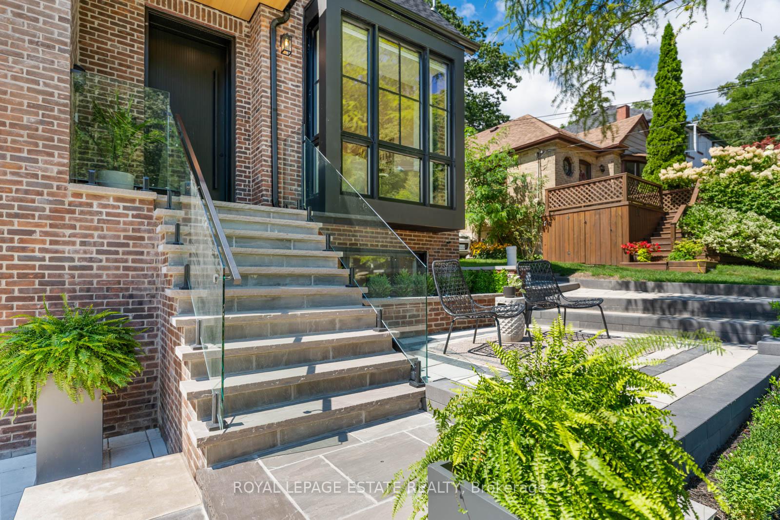 Photo 3 of 21 Glen Davis Crescent, Toronto, East End-Danforth — HOMEH