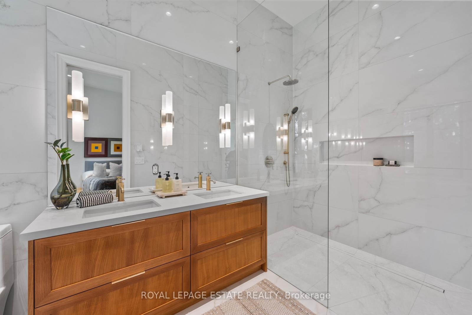 Photo 22 of 21 Glen Davis Crescent, Toronto, East End-Danforth — HOMEH