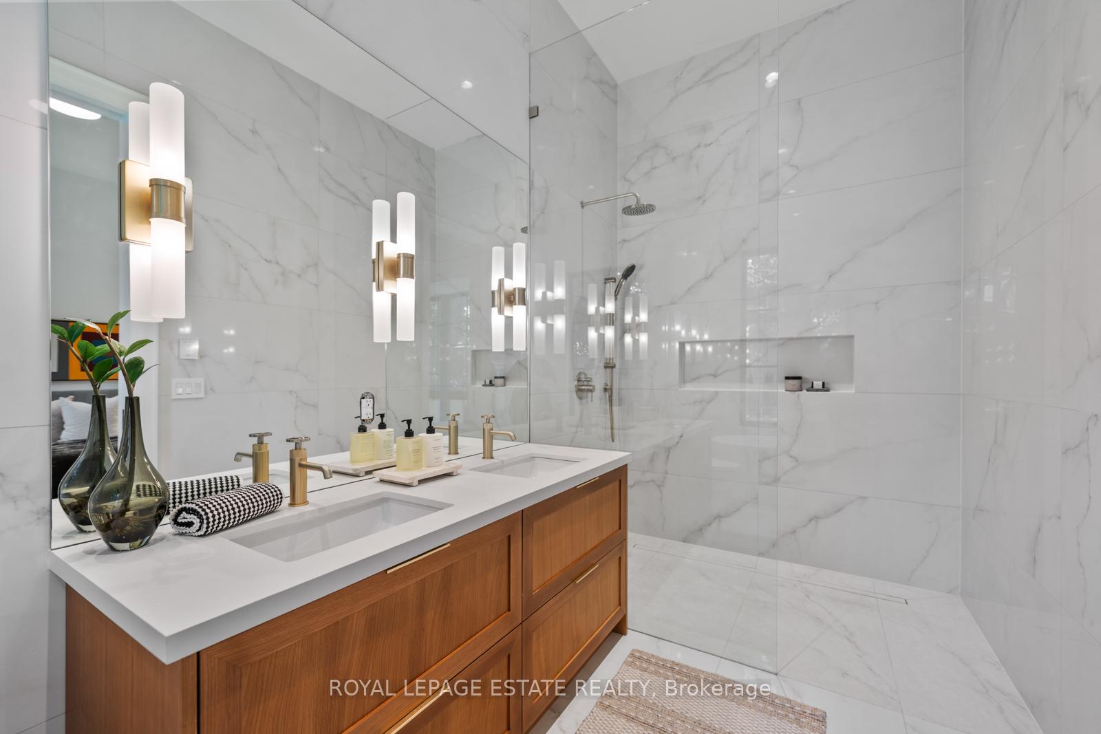 Photo 24 of 21 Glen Davis Crescent, Toronto, East End-Danforth — HOMEH