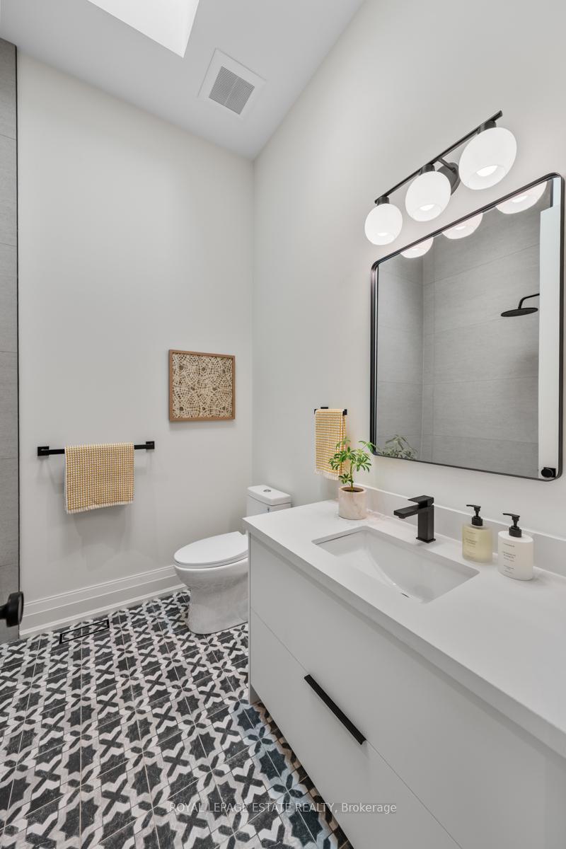 Photo 28 of 21 Glen Davis Crescent, Toronto, East End-Danforth — HOMEH