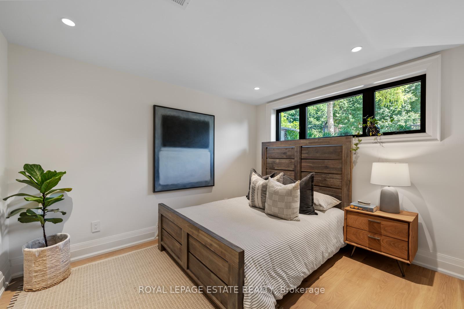 Photo 33 of 21 Glen Davis Crescent, Toronto, East End-Danforth — HOMEH