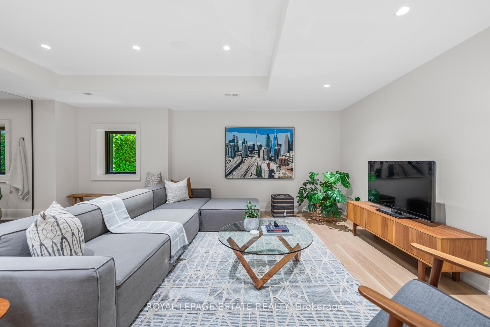Photo 35 of 21 Glen Davis Crescent, Toronto, East End-Danforth — HOMEH