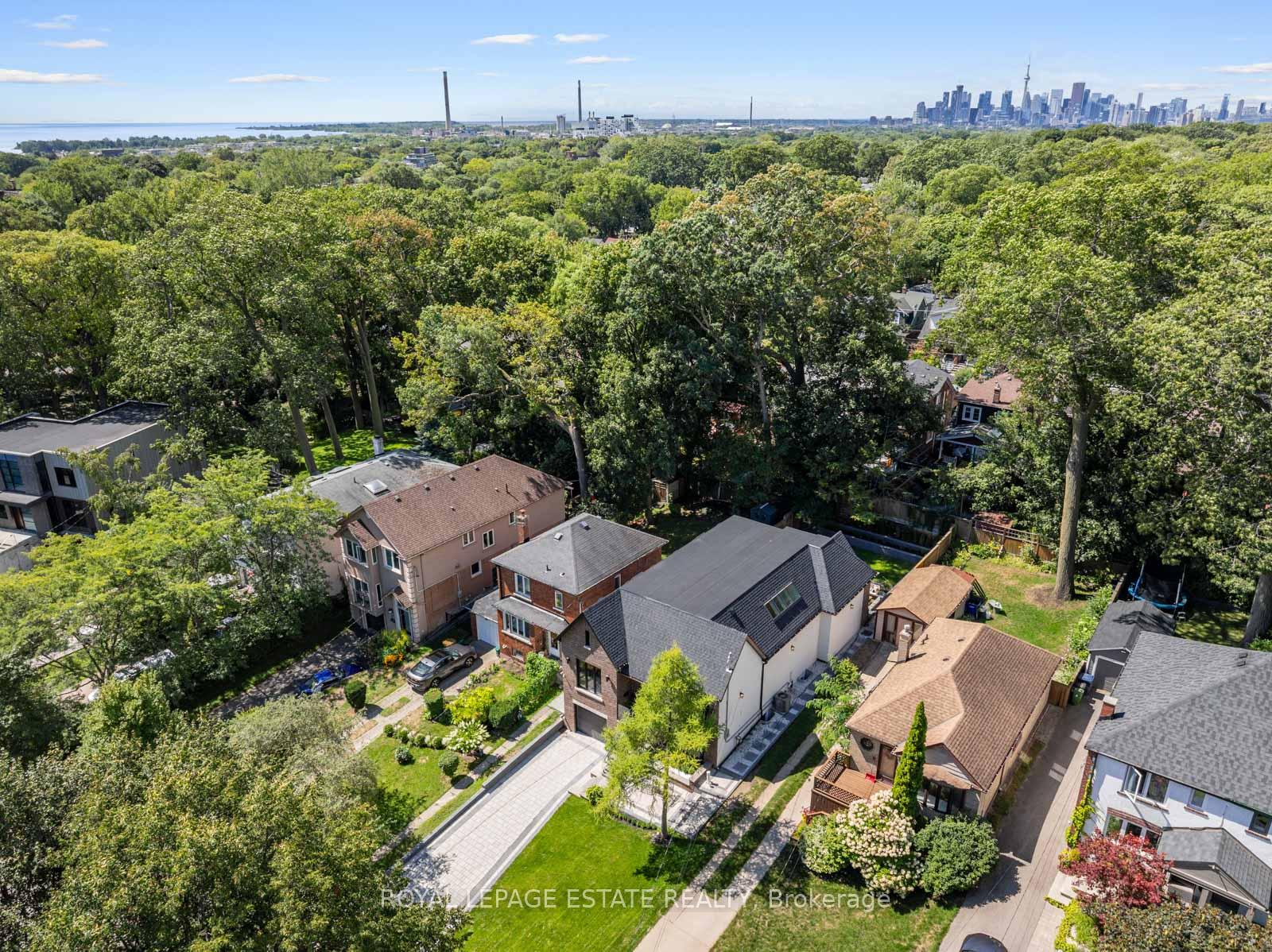 Photo 49 of 21 Glen Davis Crescent, Toronto, East End-Danforth — HOMEH