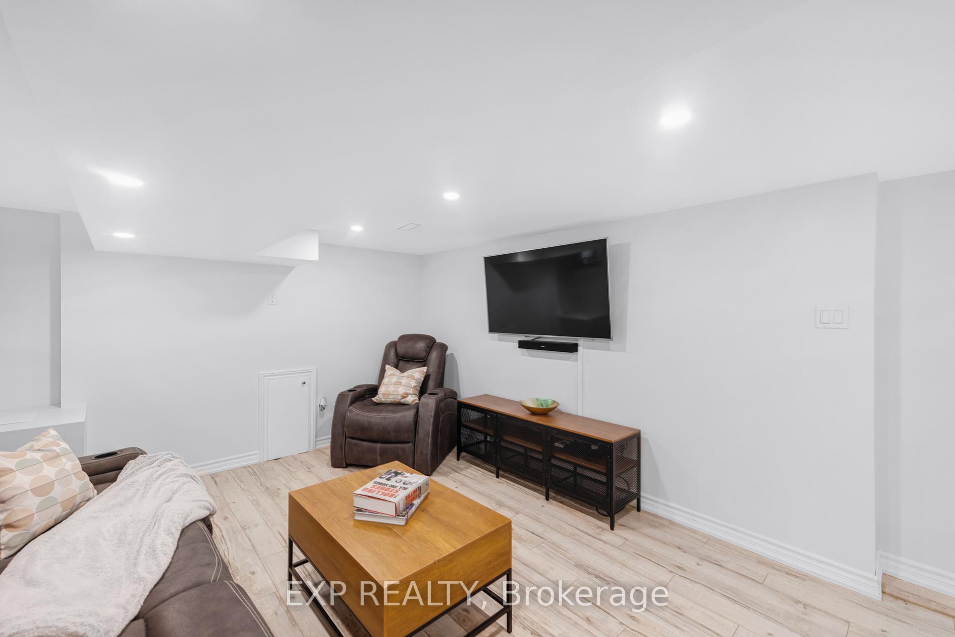 Photo 29 of 298 Gainsborough Road, Toronto, Woodbine Corridor — HOMEH
