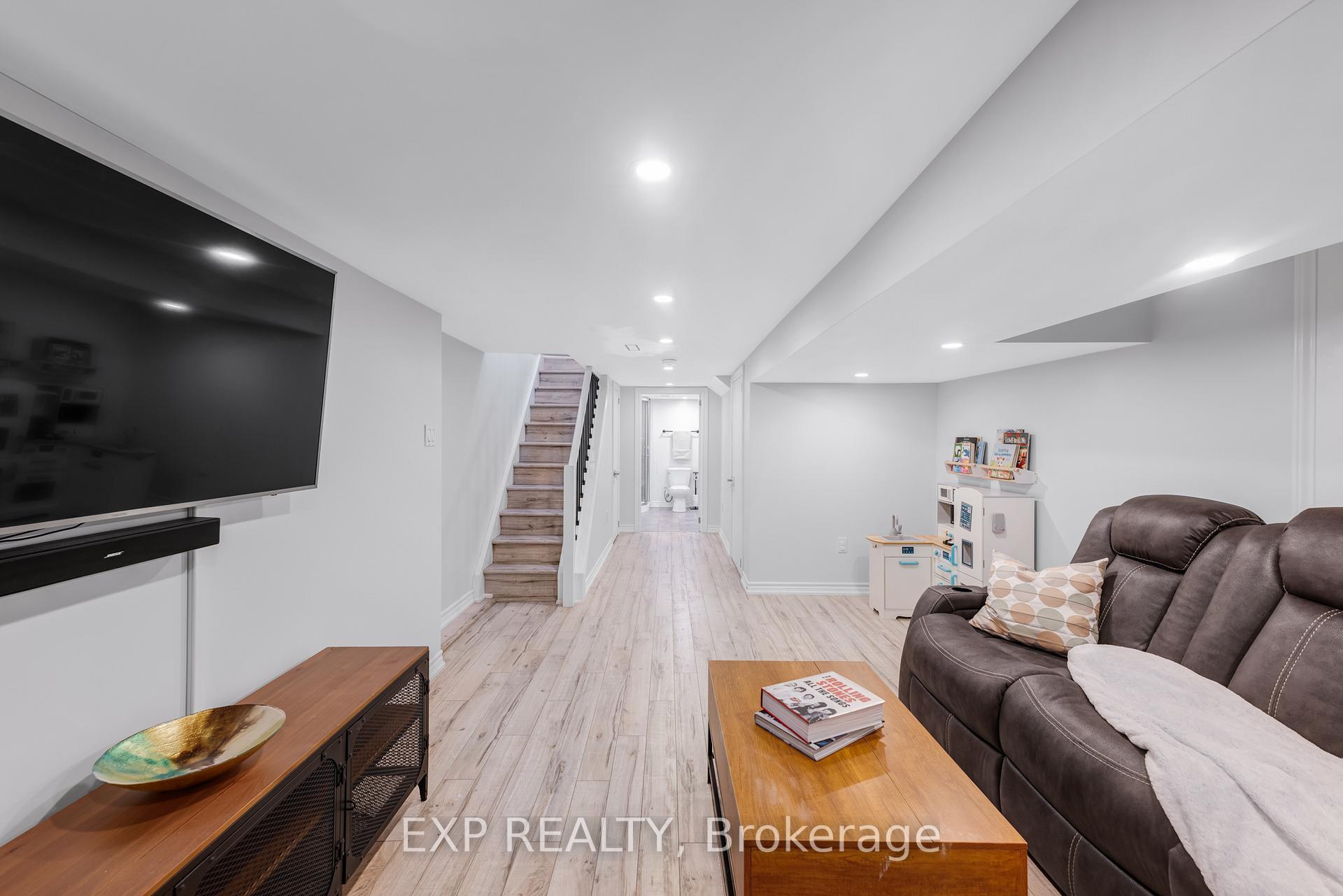 Photo 30 of 298 Gainsborough Road, Toronto, Woodbine Corridor — HOMEH