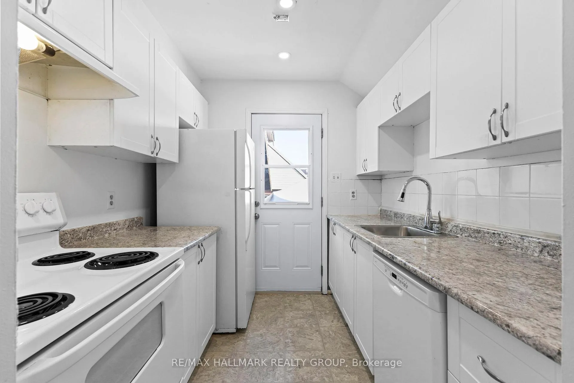 Photo 15 of 15B Woodvale Green, Ottawa, Craig Henry/Woodvale — HOMEH