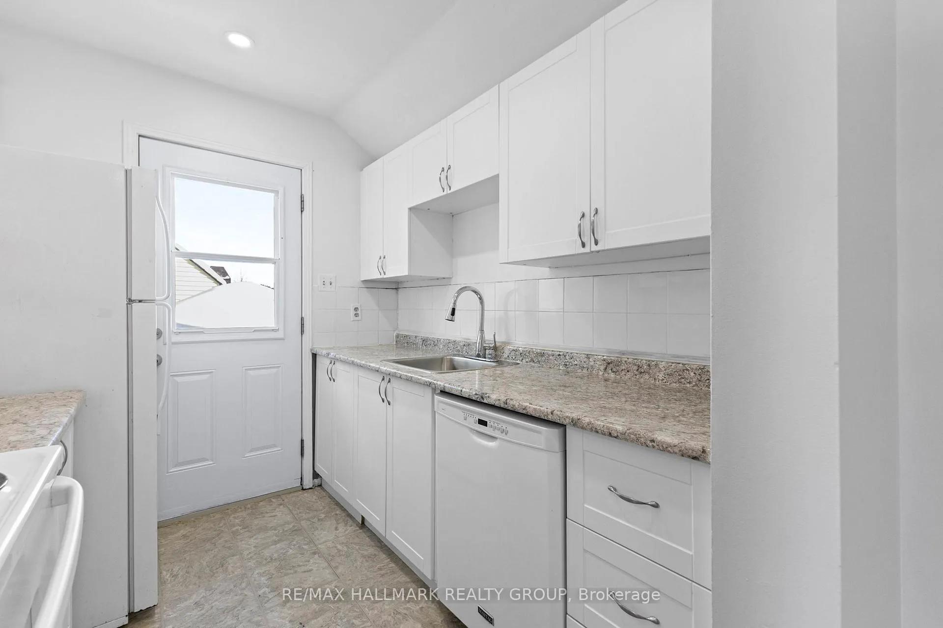 Photo 16 of 15B Woodvale Green, Ottawa, Craig Henry/Woodvale — HOMEH