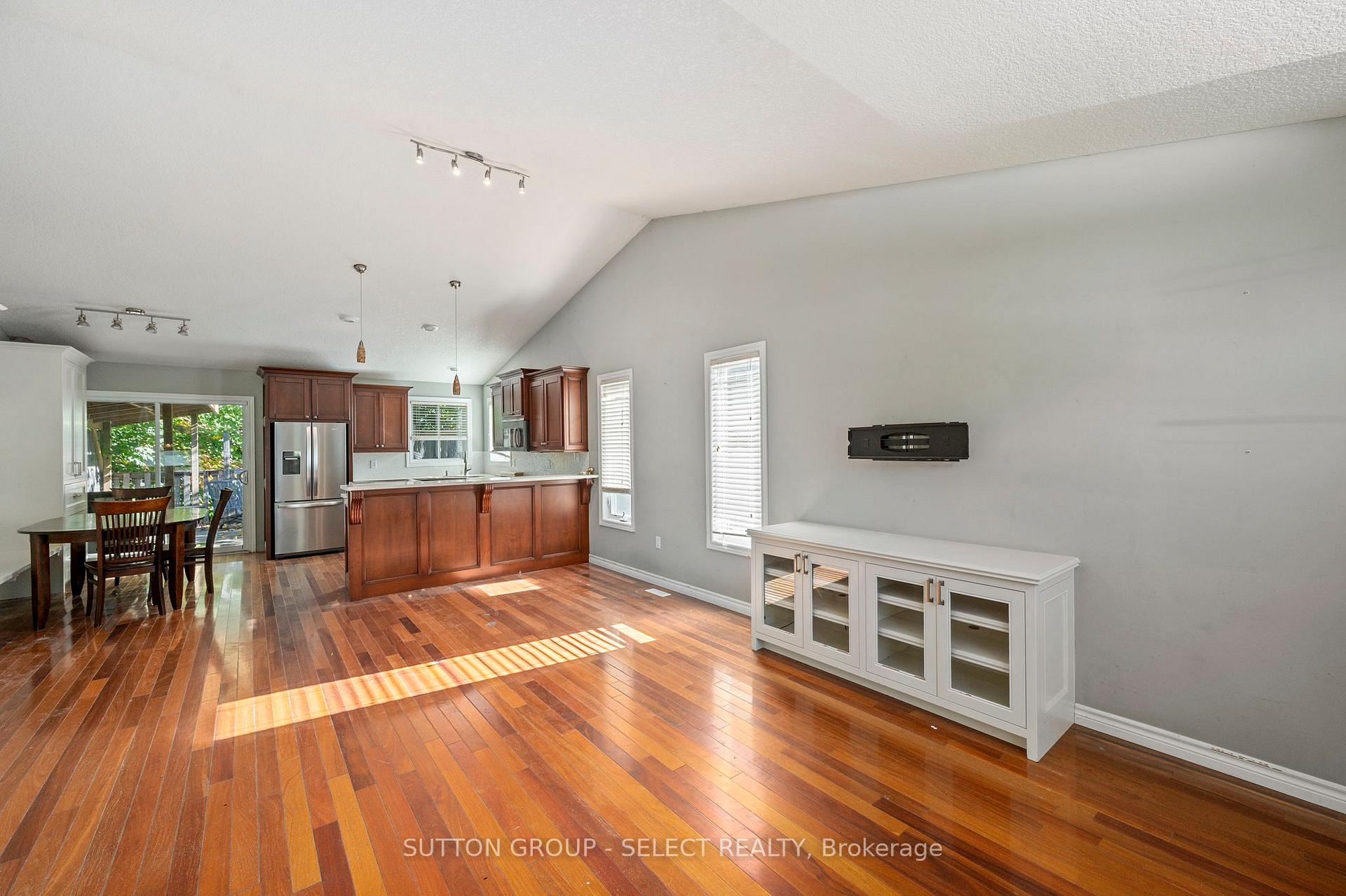 Photo 4 of 115 Bridle Path, Strathroy-Caradoc, SW — HOMEH