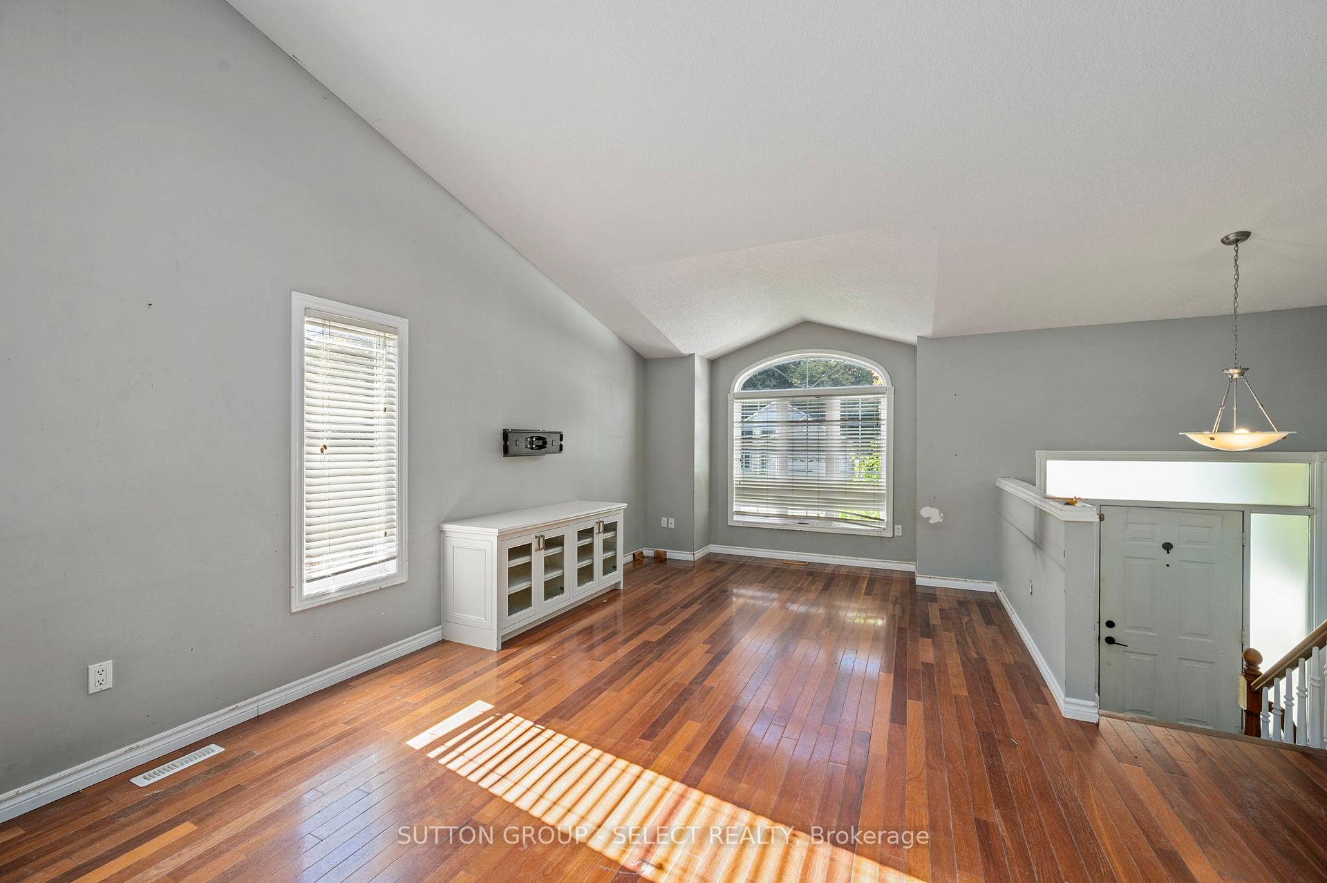 Photo 5 of 115 Bridle Path, Strathroy-Caradoc, SW — HOMEH