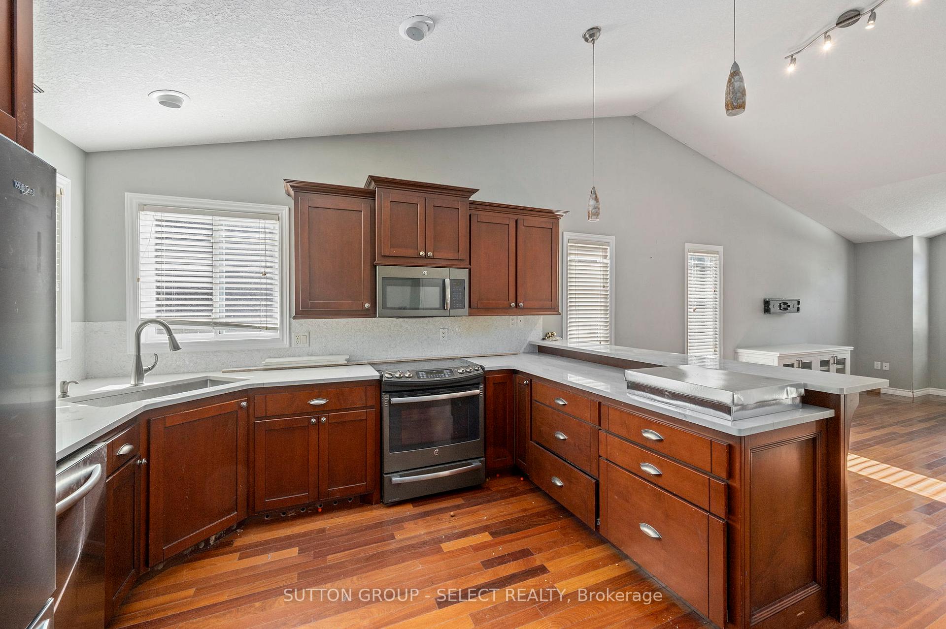 Photo 8 of 115 Bridle Path, Strathroy-Caradoc, SW — HOMEH