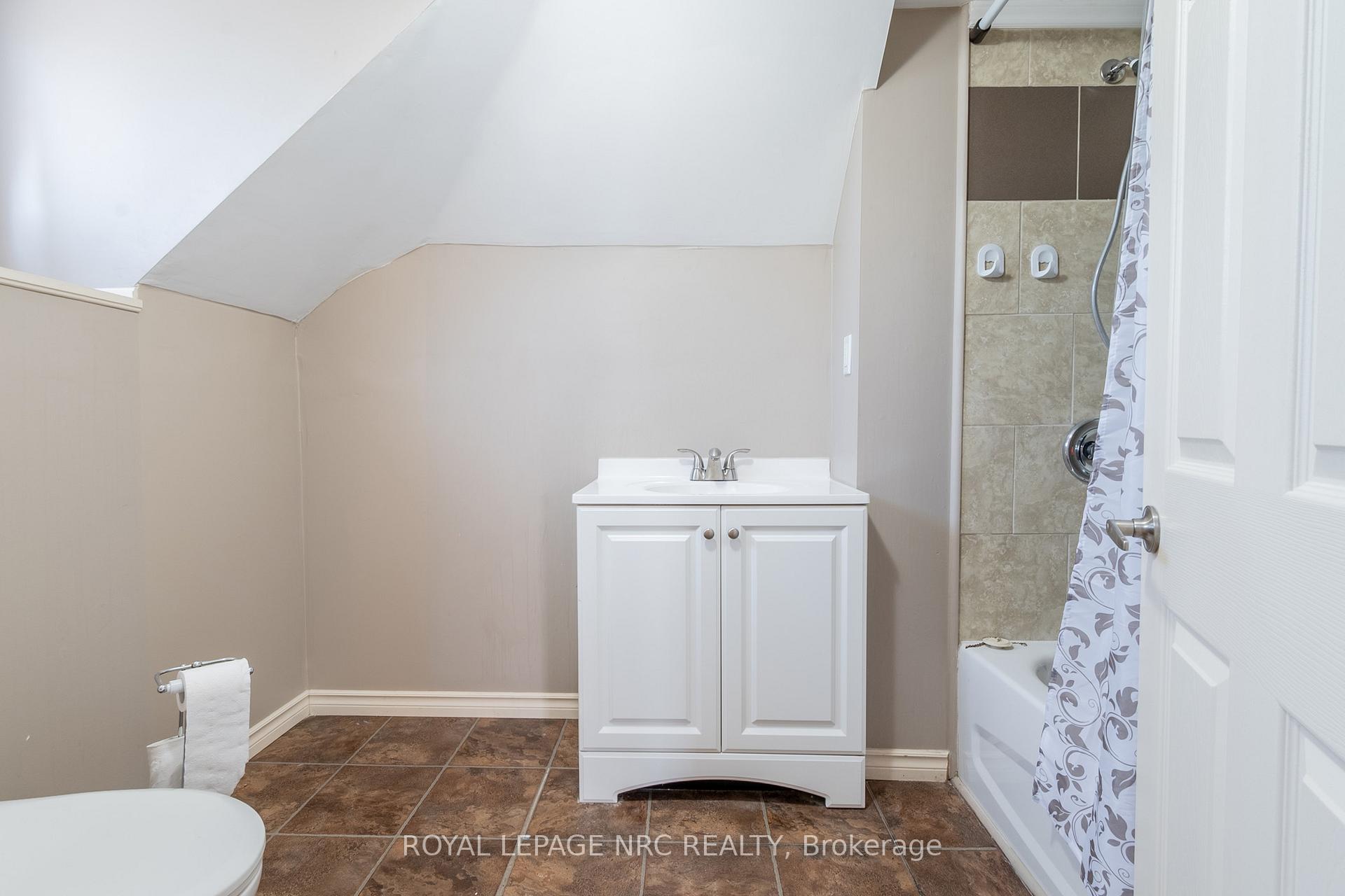 Photo 28 of 88 Pine Street S, Thorold, Thorold Downtown — HOMEH
