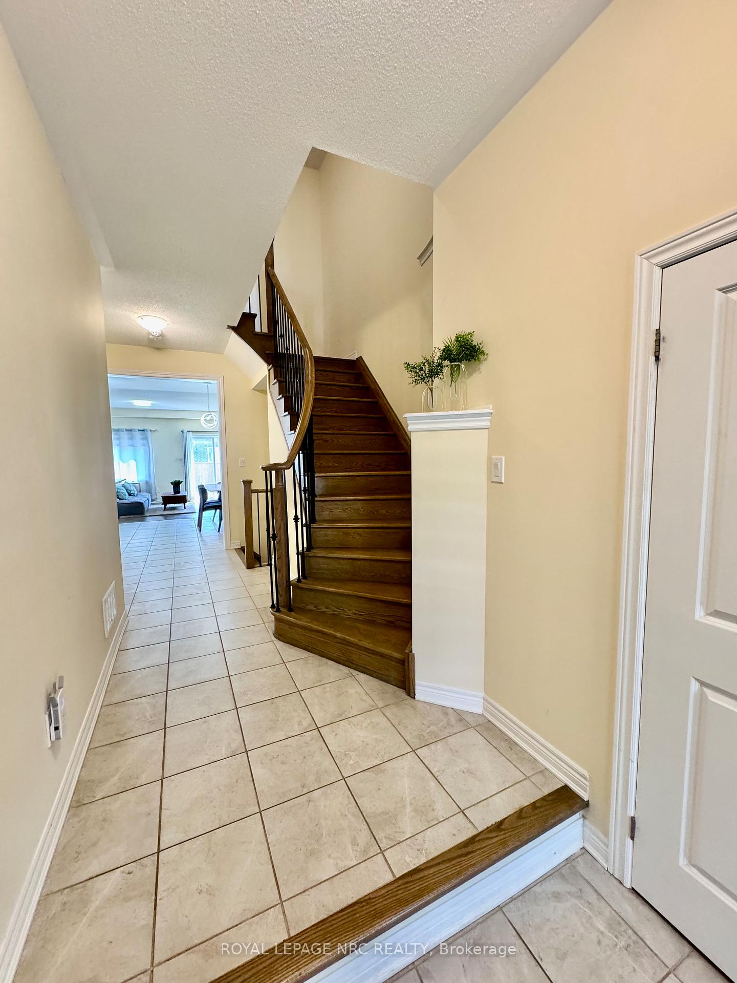 Photo 3 of 45 Sparkle Drive, Thorold, Rolling Meadows — HOMEH