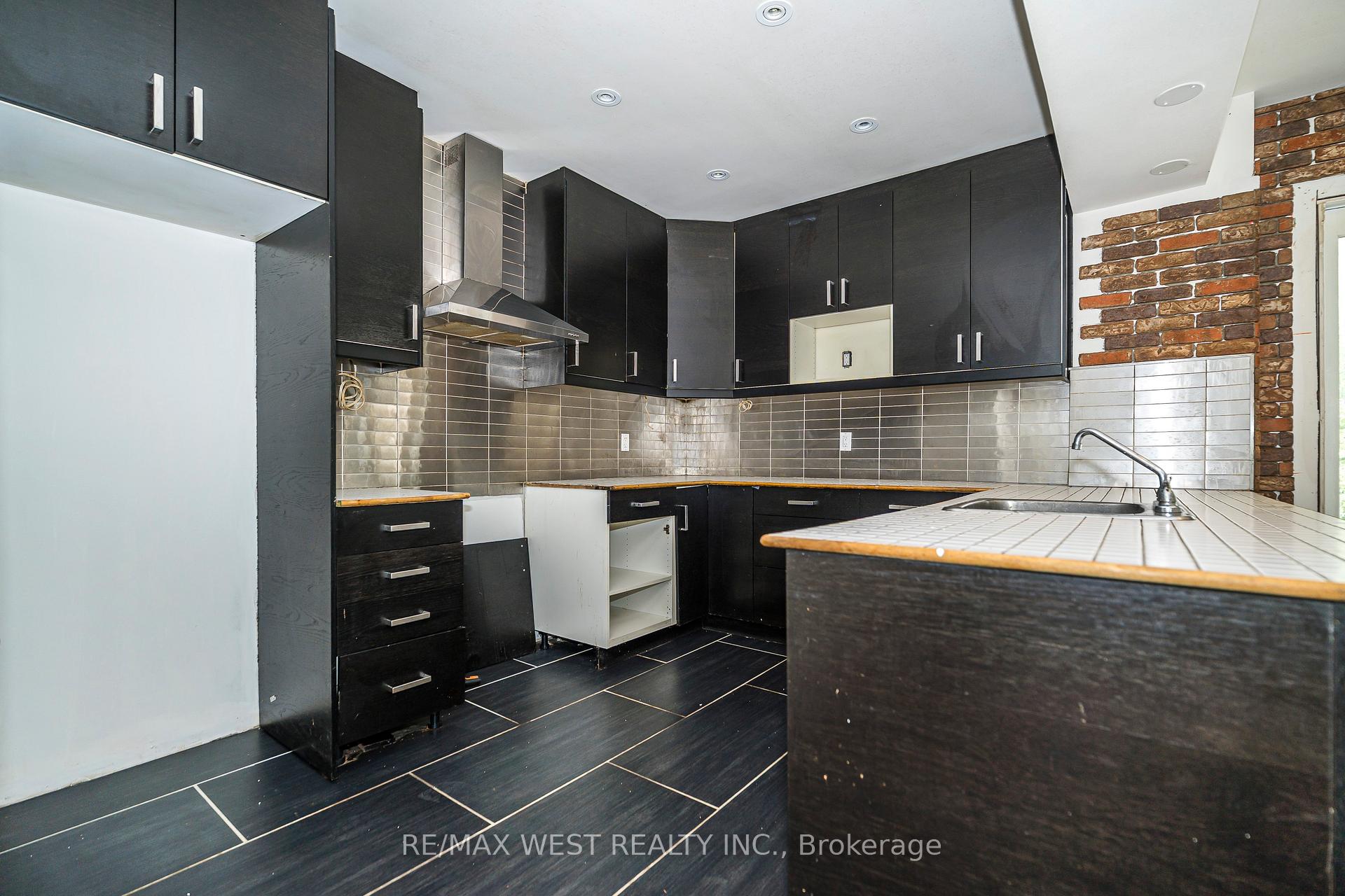 Photo 17 of 38 Beck Avenue, Toronto, East End-Danforth — HOMEH