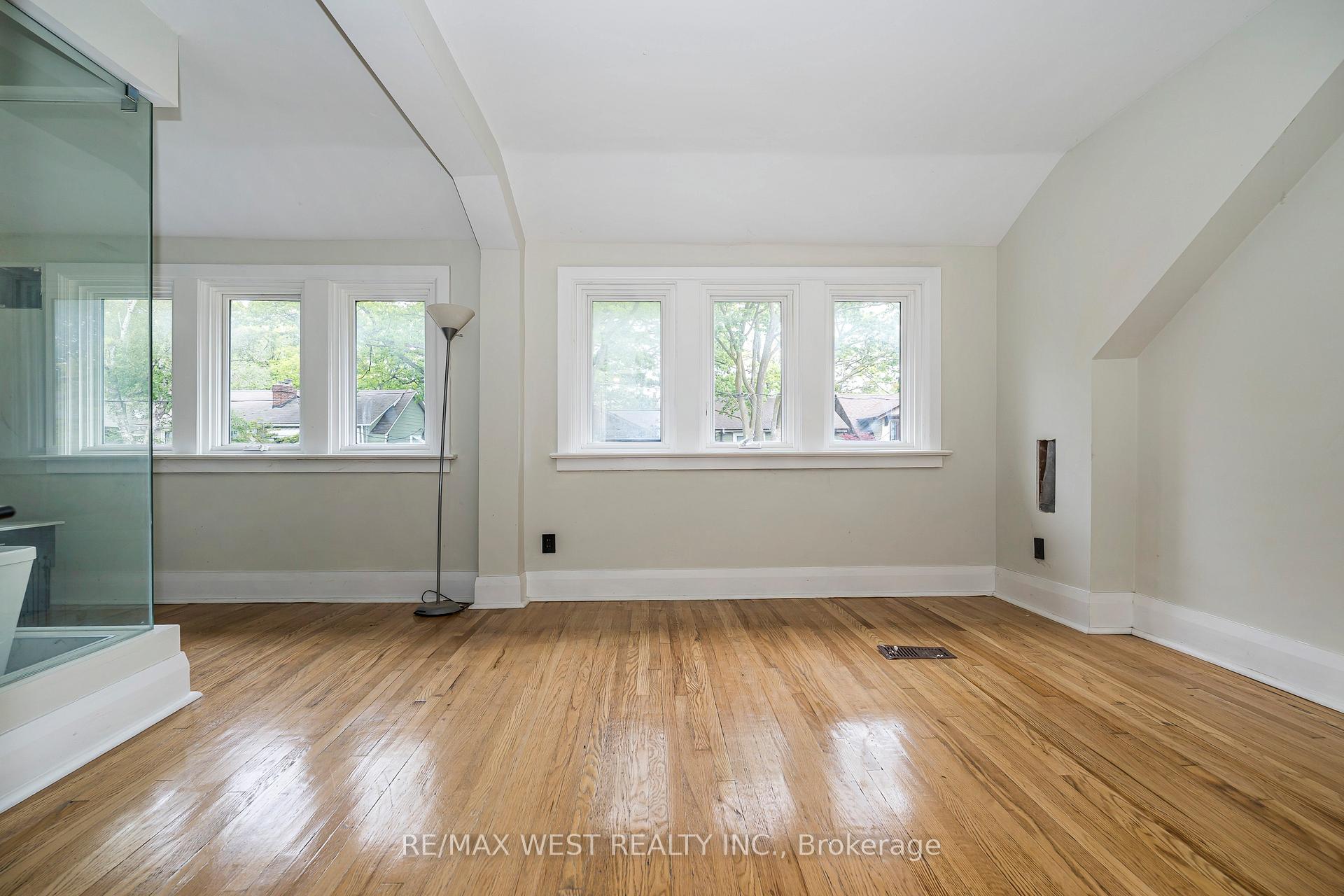 Photo 20 of 38 Beck Avenue, Toronto, East End-Danforth — HOMEH