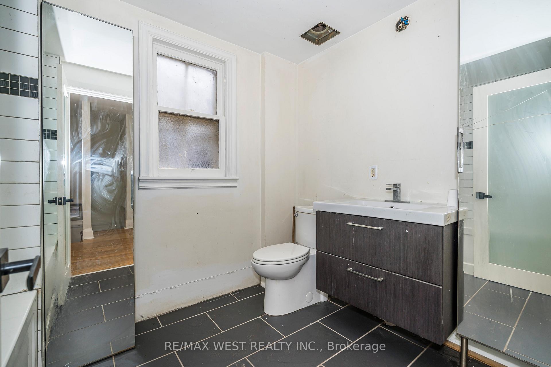 Photo 31 of 38 Beck Avenue, Toronto, East End-Danforth — HOMEH