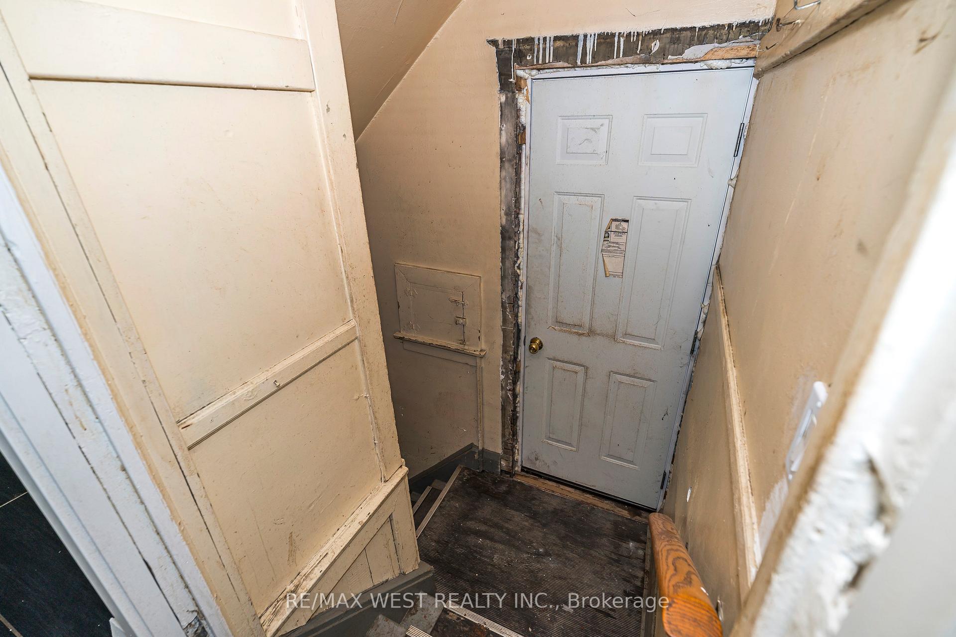 Photo 32 of 38 Beck Avenue, Toronto, East End-Danforth — HOMEH
