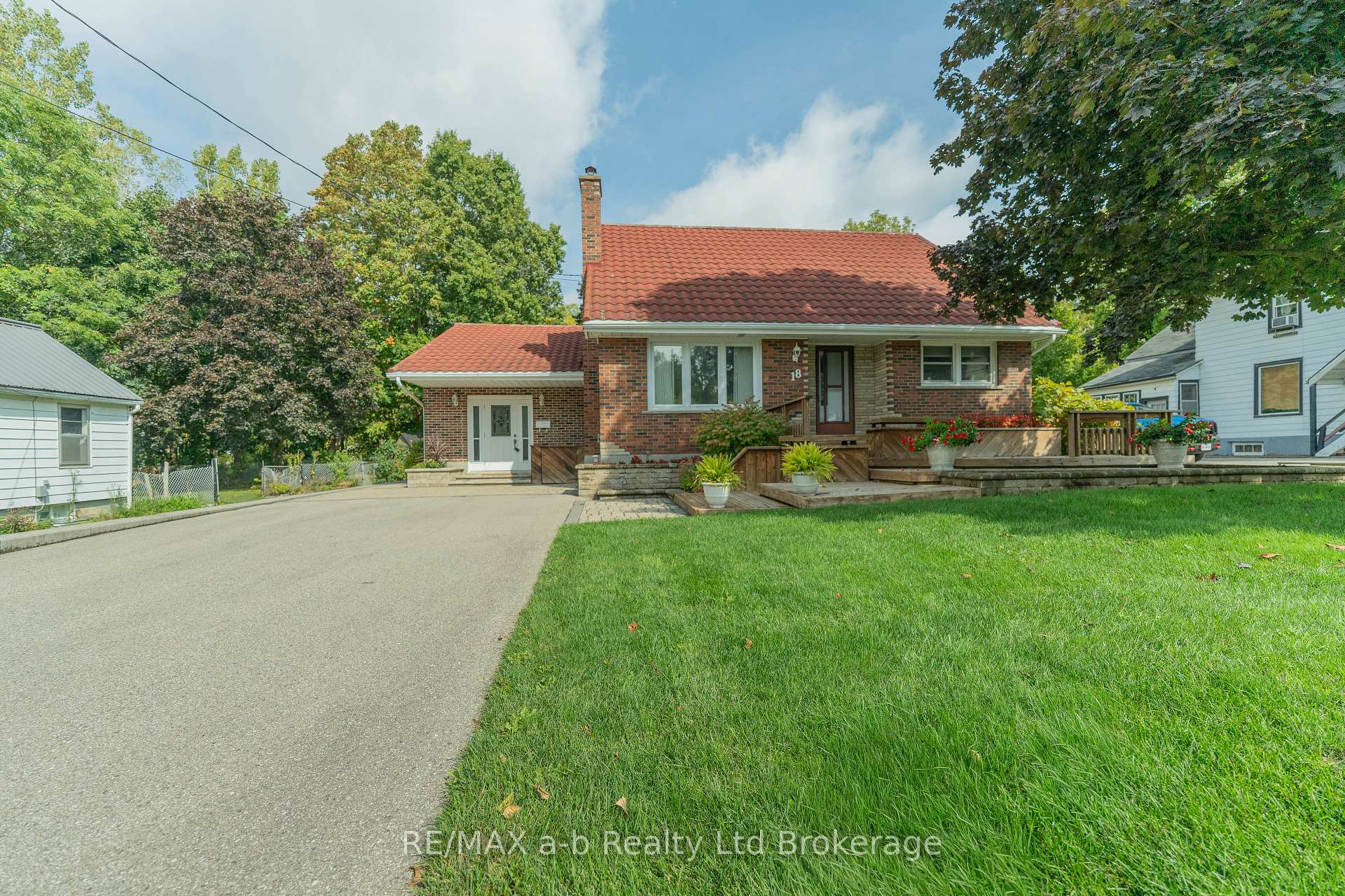 Photo 1 of 18 Van Street, Tillsonburg — HOMEH