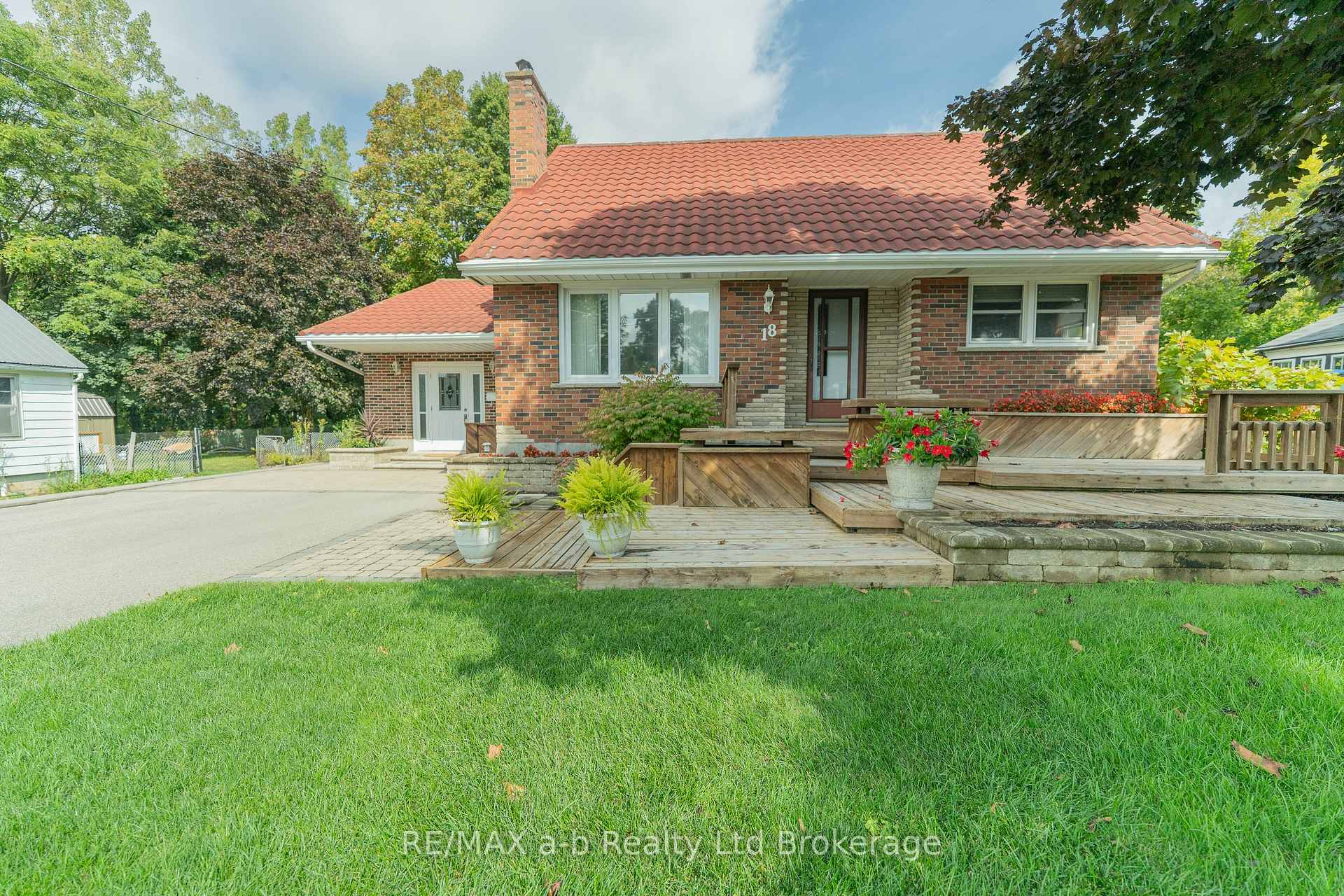 Photo 2 of 18 Van Street, Tillsonburg — HOMEH
