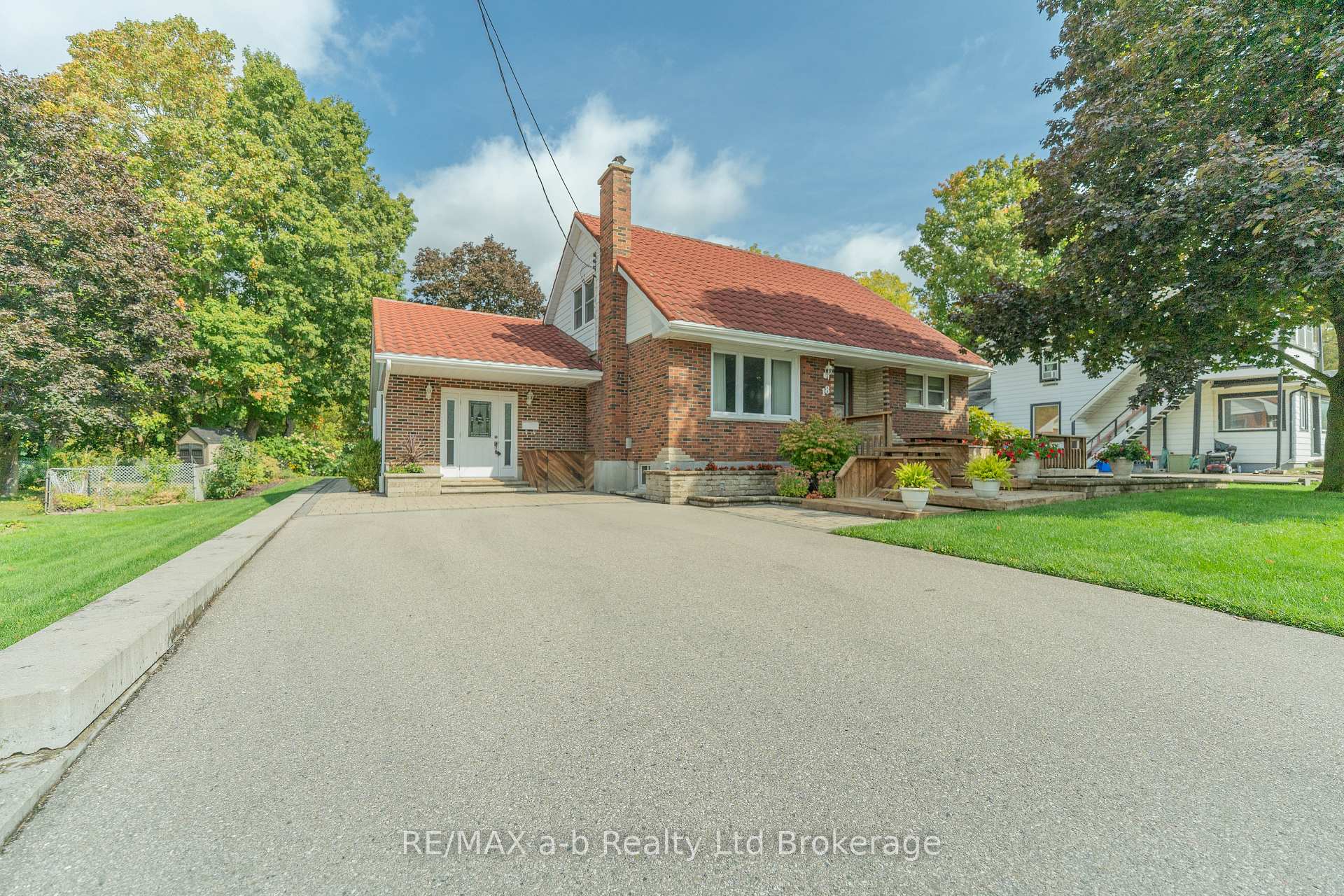 Photo 3 of 18 Van Street, Tillsonburg — HOMEH