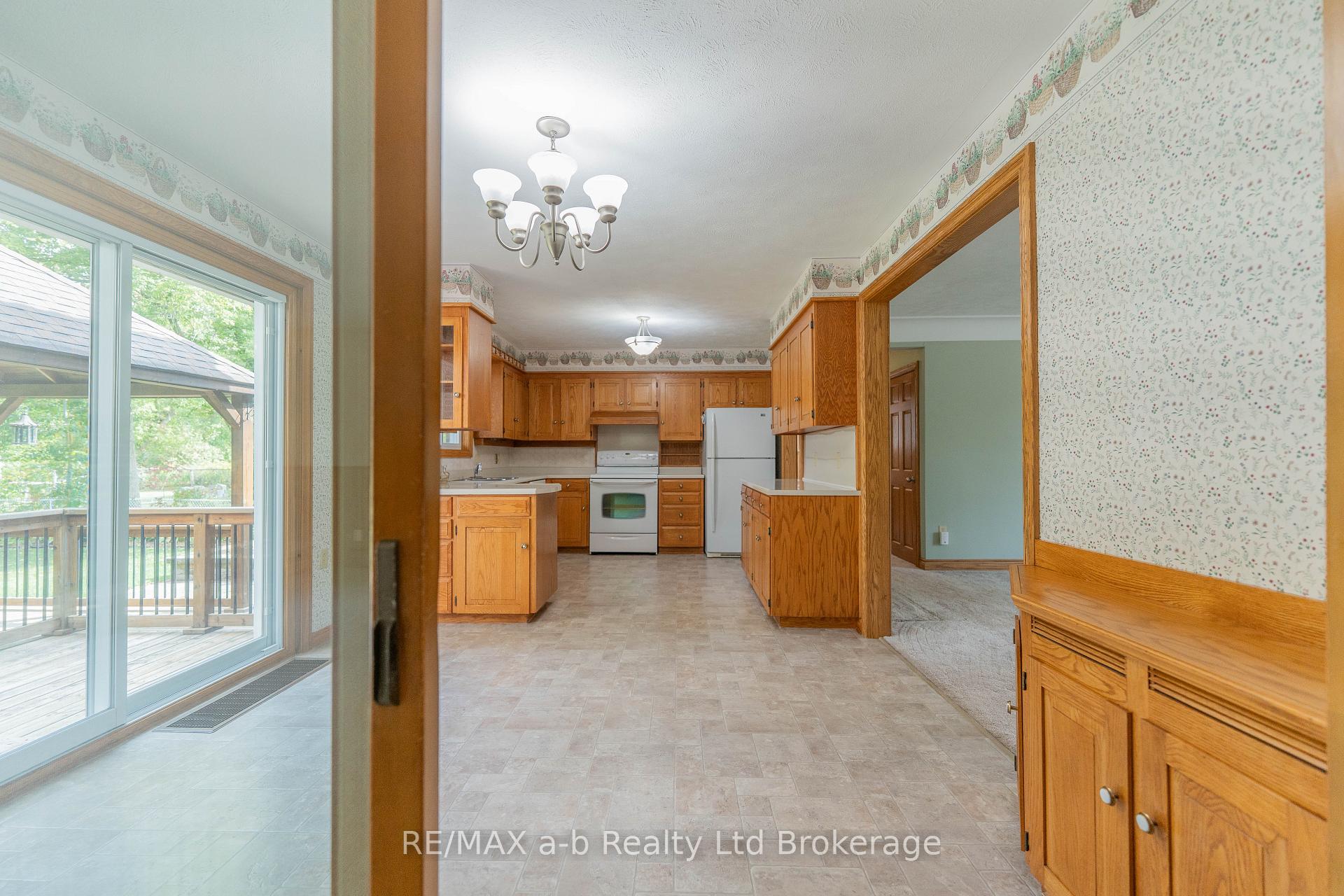 Photo 11 of 18 Van Street, Tillsonburg — HOMEH