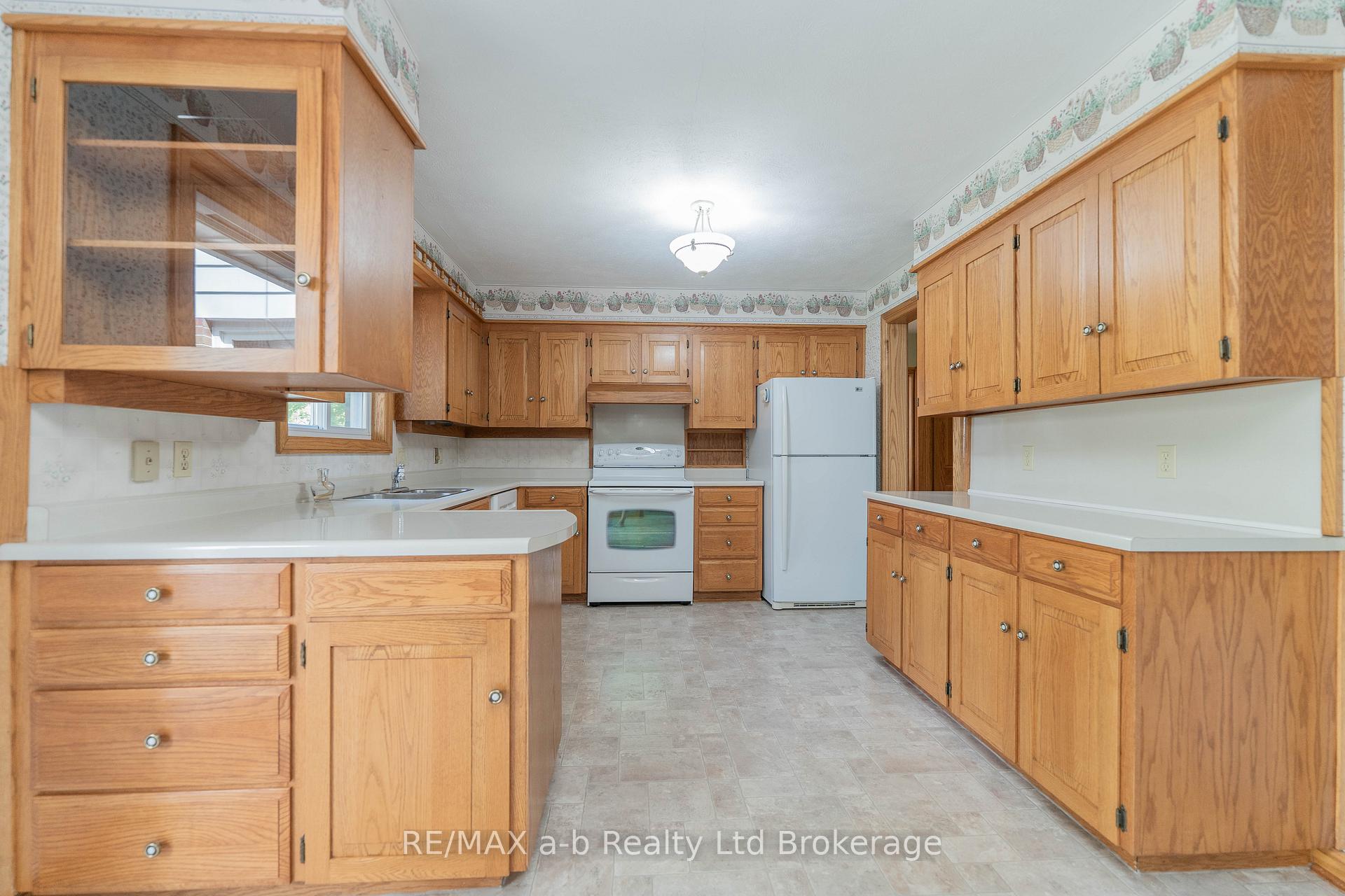 Photo 13 of 18 Van Street, Tillsonburg — HOMEH