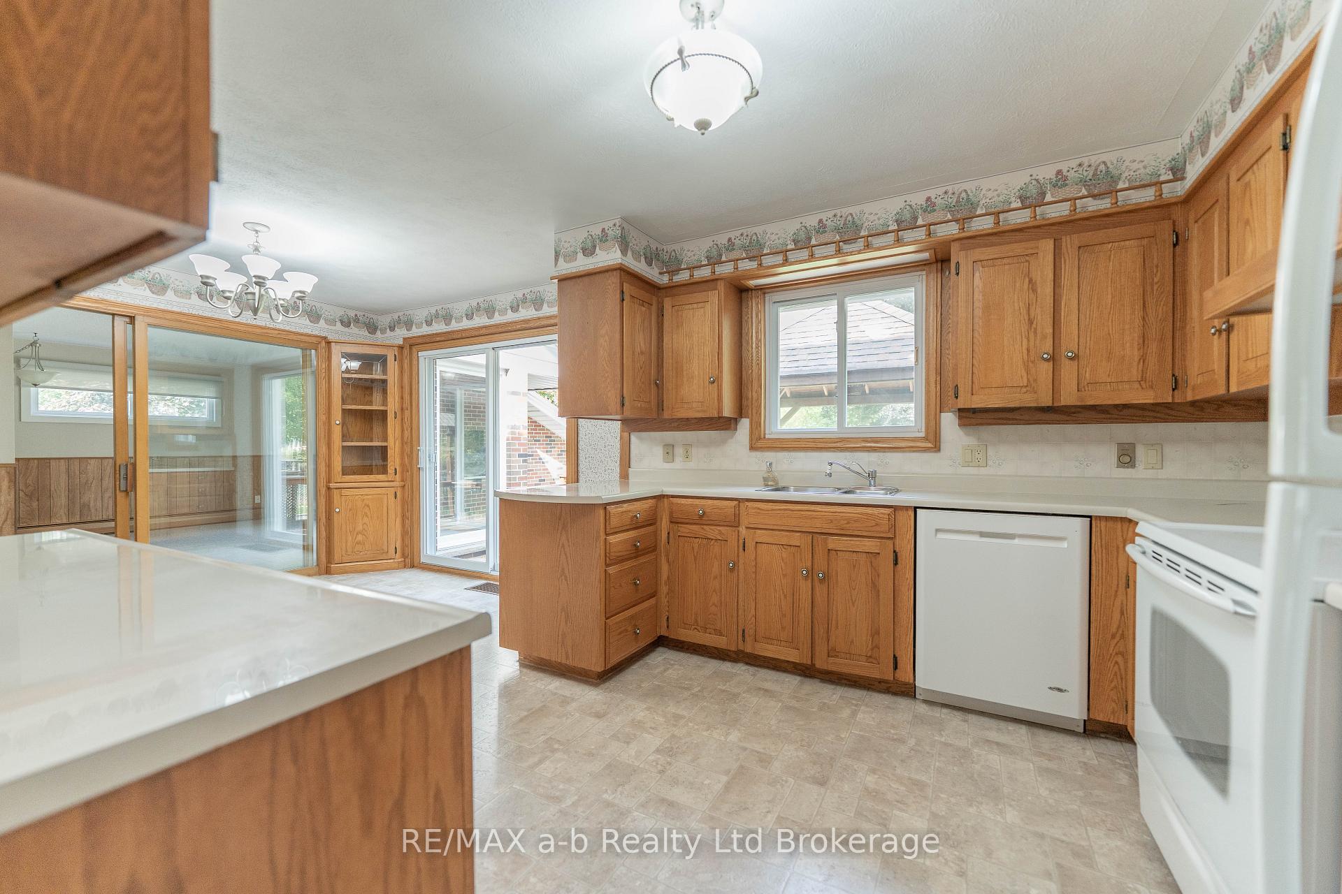 Photo 14 of 18 Van Street, Tillsonburg — HOMEH