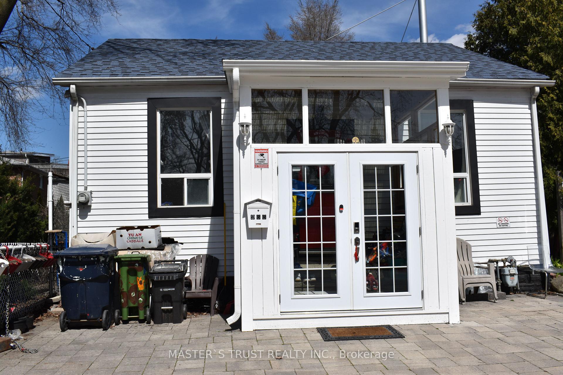 Front of 966 Dundas Street E