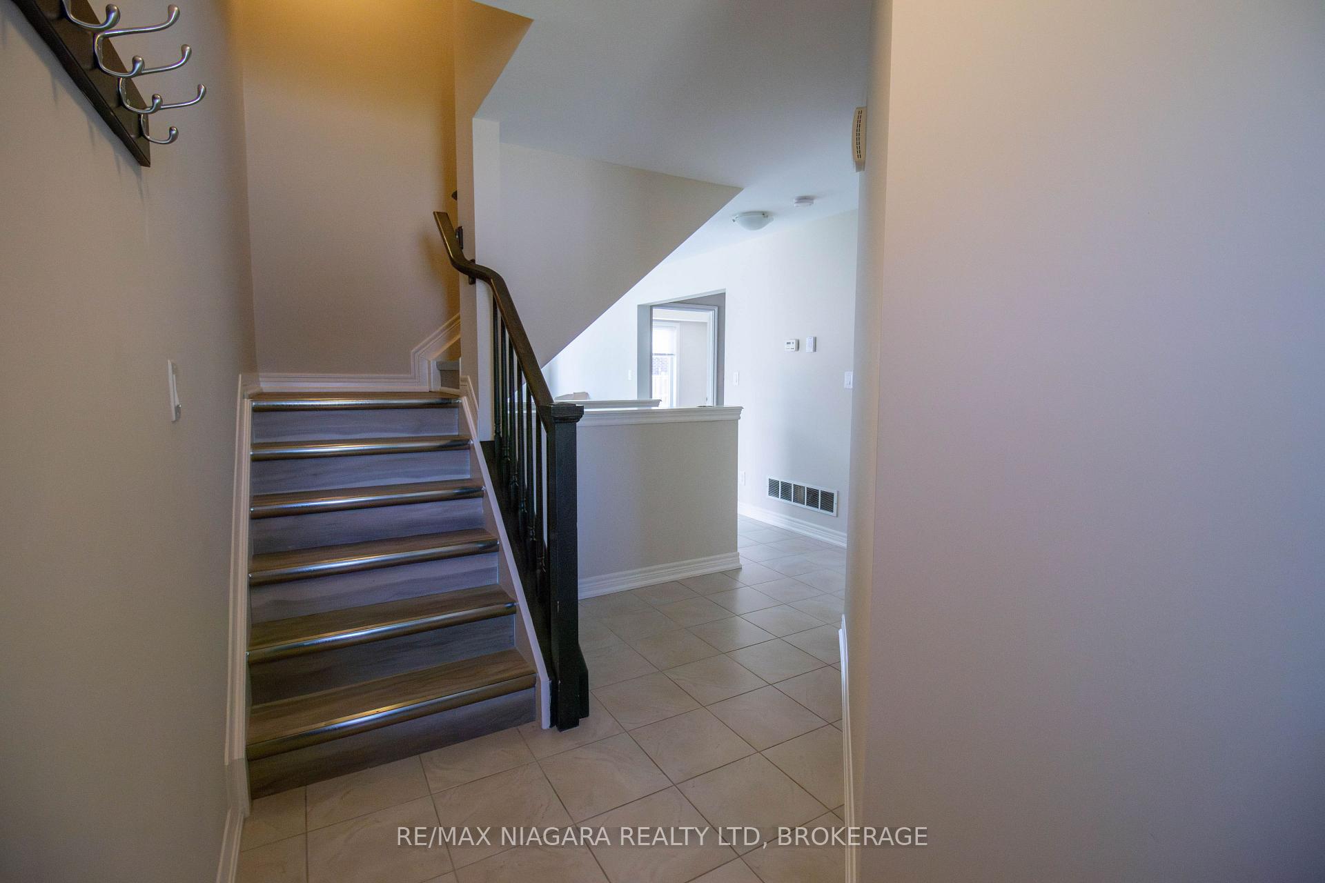 Photo 3 of 162 Winterberry Boulevard, Thorold, Confederation Heights — HOMEH