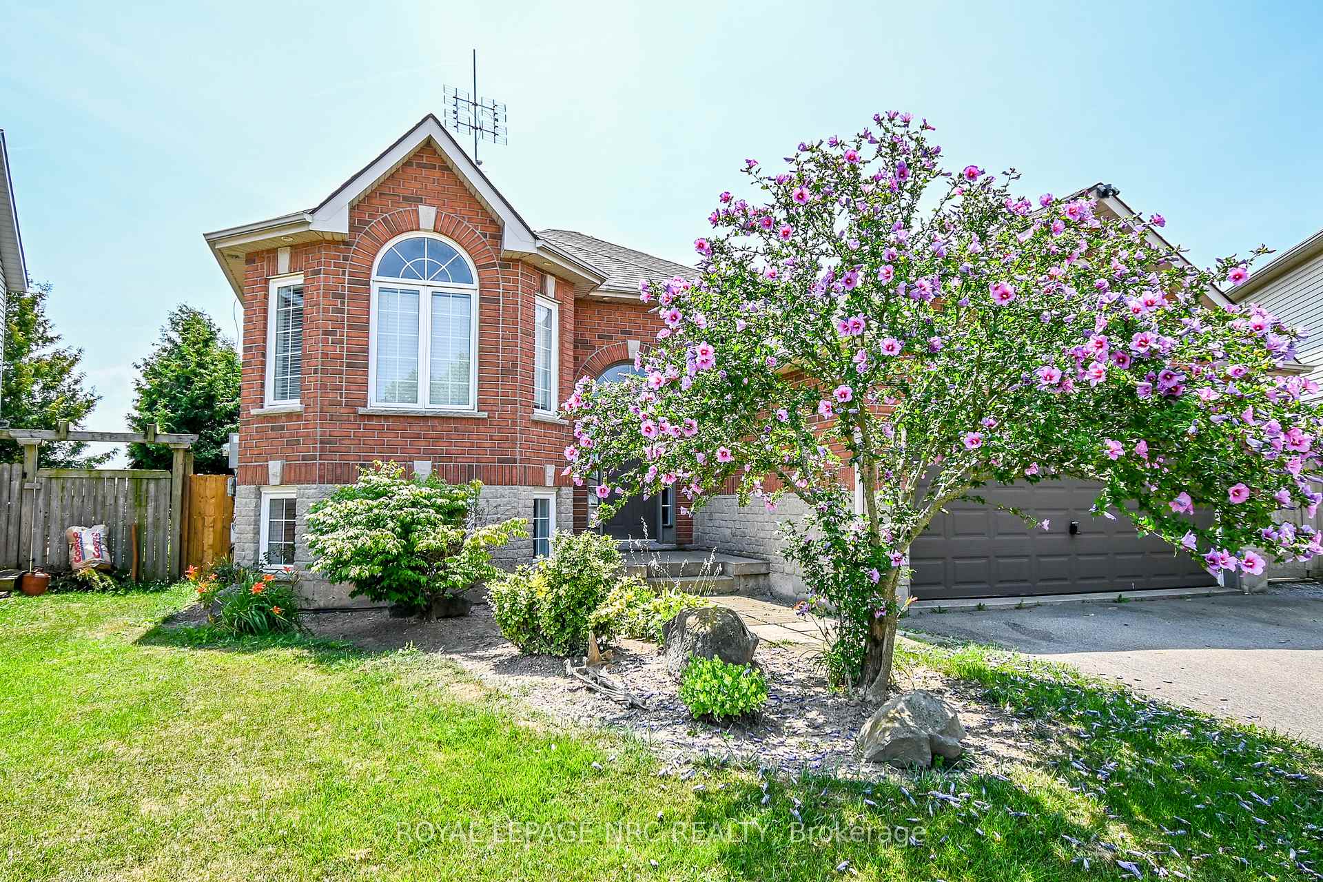 Photo 2 of 63 Honey Locust Circle, Thorold, Confederation Heights — HOMEH