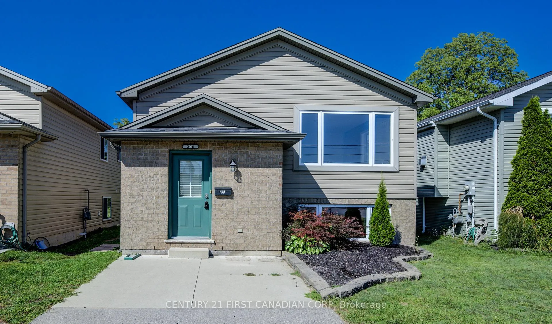 Front of 212 Ewart Street S