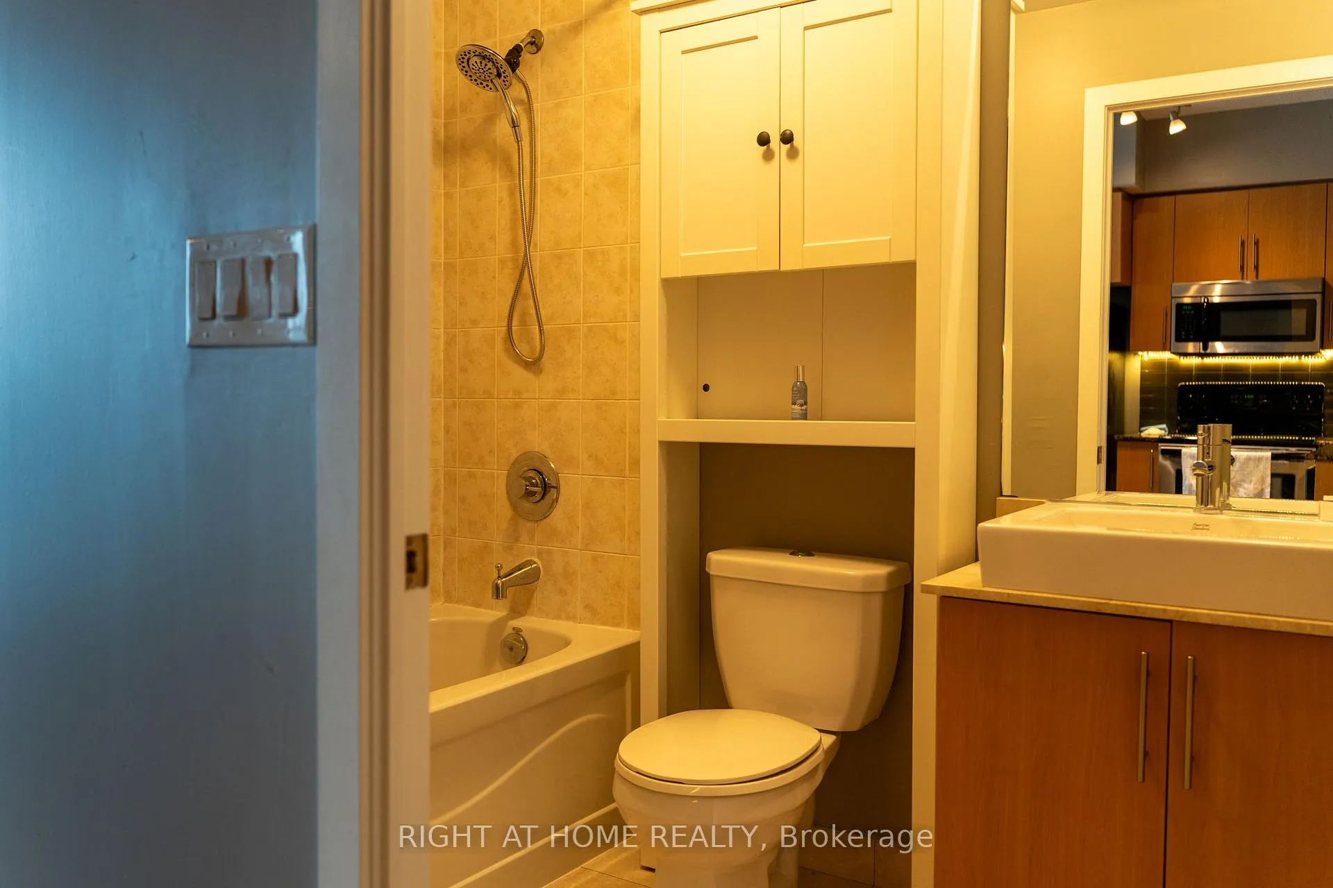 Photo 10 of Unit 3703, 55 Bremner Boulevard, Toronto, Waterfront Communities — HOMEH