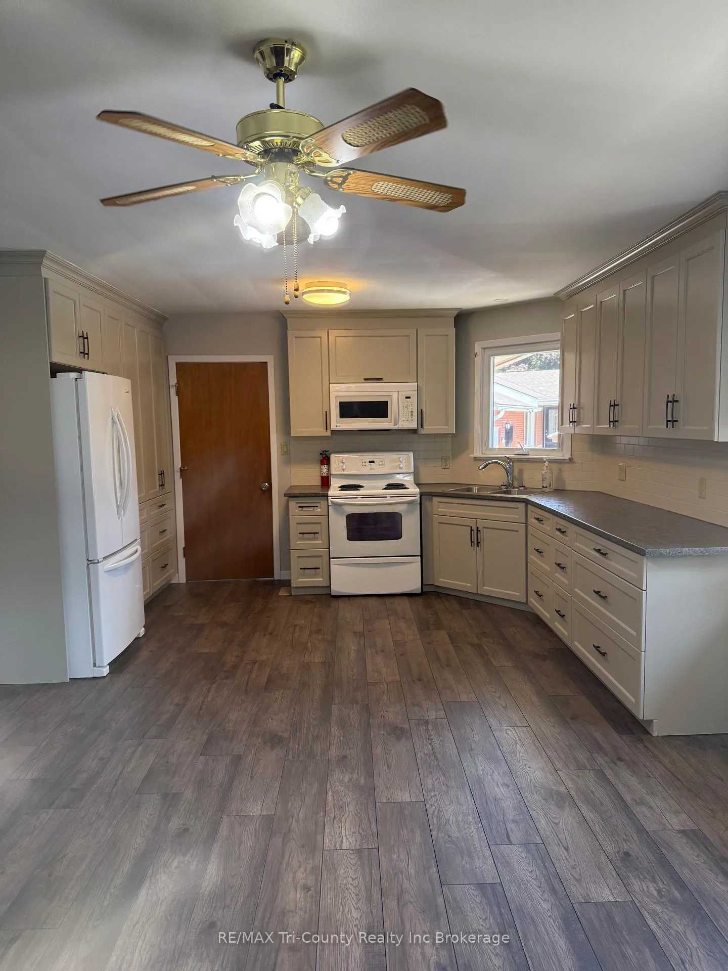 Photo 2 of 20 Fairfield Crescent, Tillsonburg — HOMEH