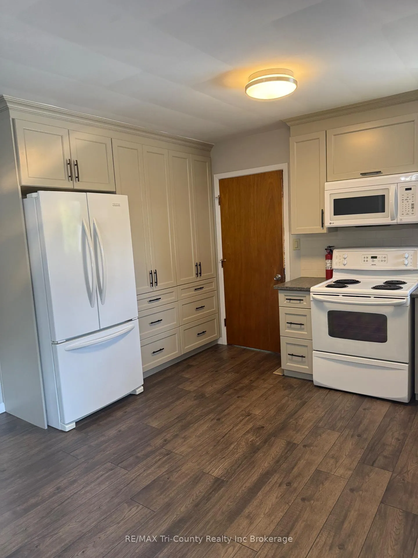 Photo 3 of 20 Fairfield Crescent, Tillsonburg — HOMEH