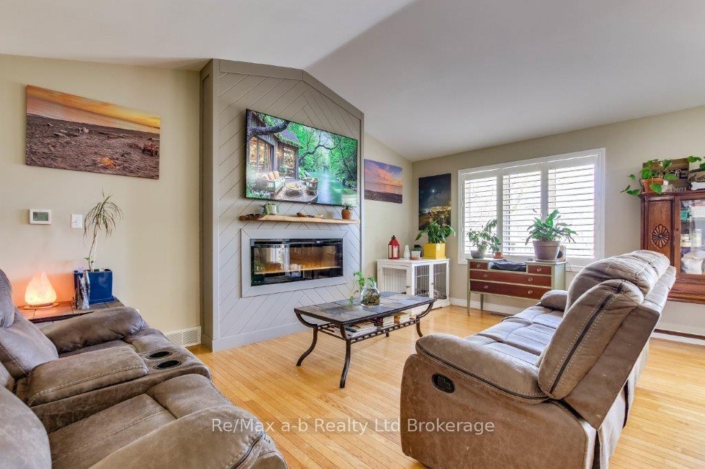 Photo 5 of 27 Amber Drive, Thames Centre, Dorchester — HOMEH