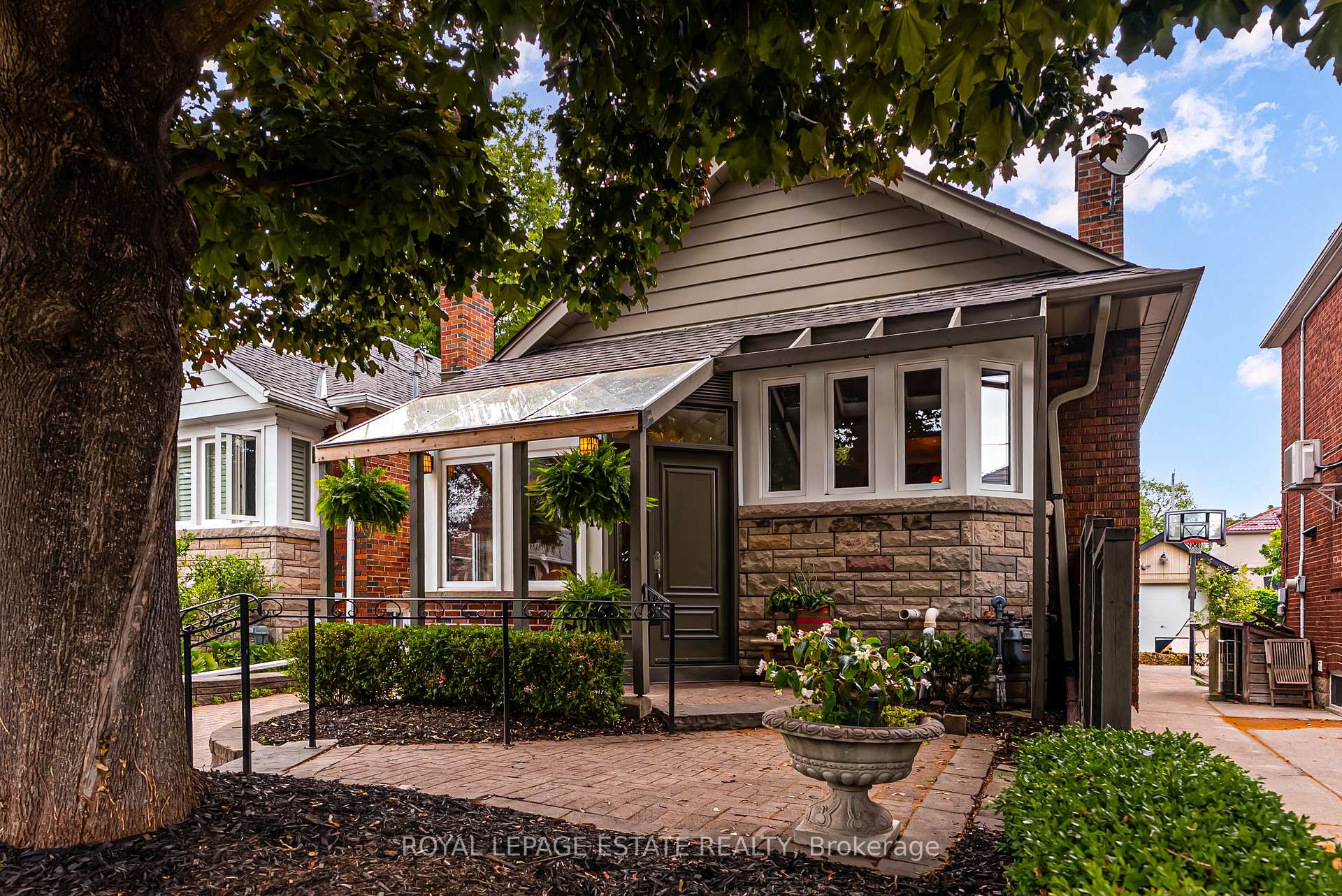 Photo 2 of 11 Lankin Boulevard, Toronto, Danforth Village-East York — HOMEH