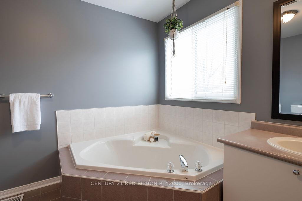 Photo 24 of 229 Marla Court, Strathroy-Caradoc, NE — HOMEH